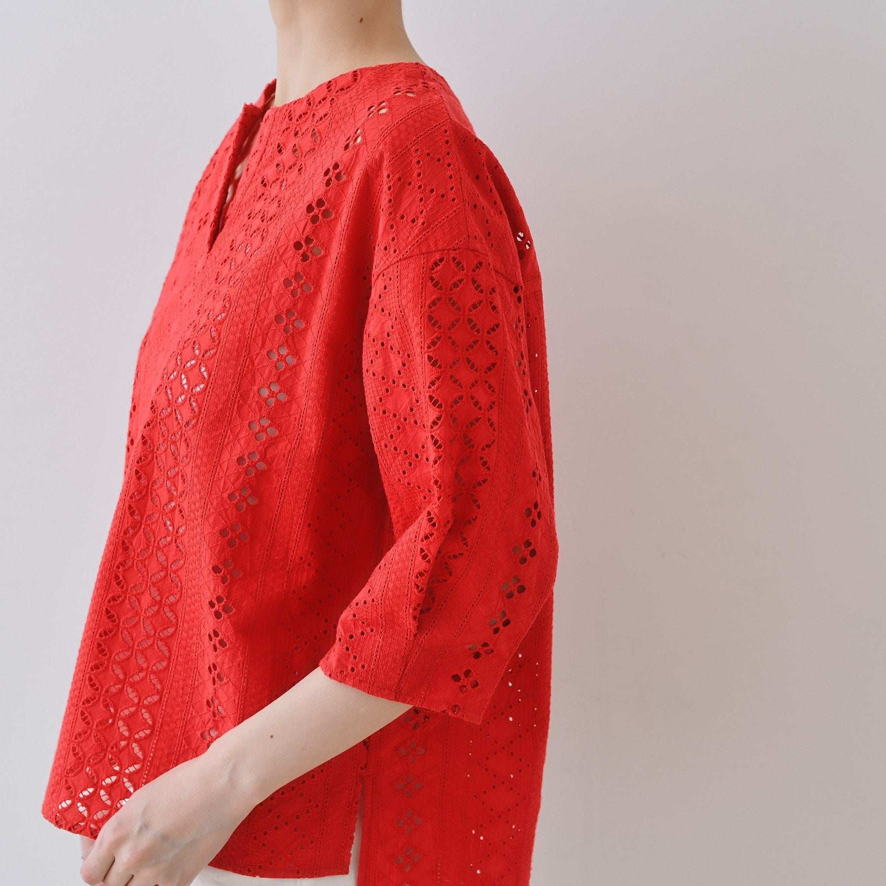 インディヴィ INDIVI 【刺繍／レース】スラッシュネックブラウス （ブラック(019)） ブラック(019)