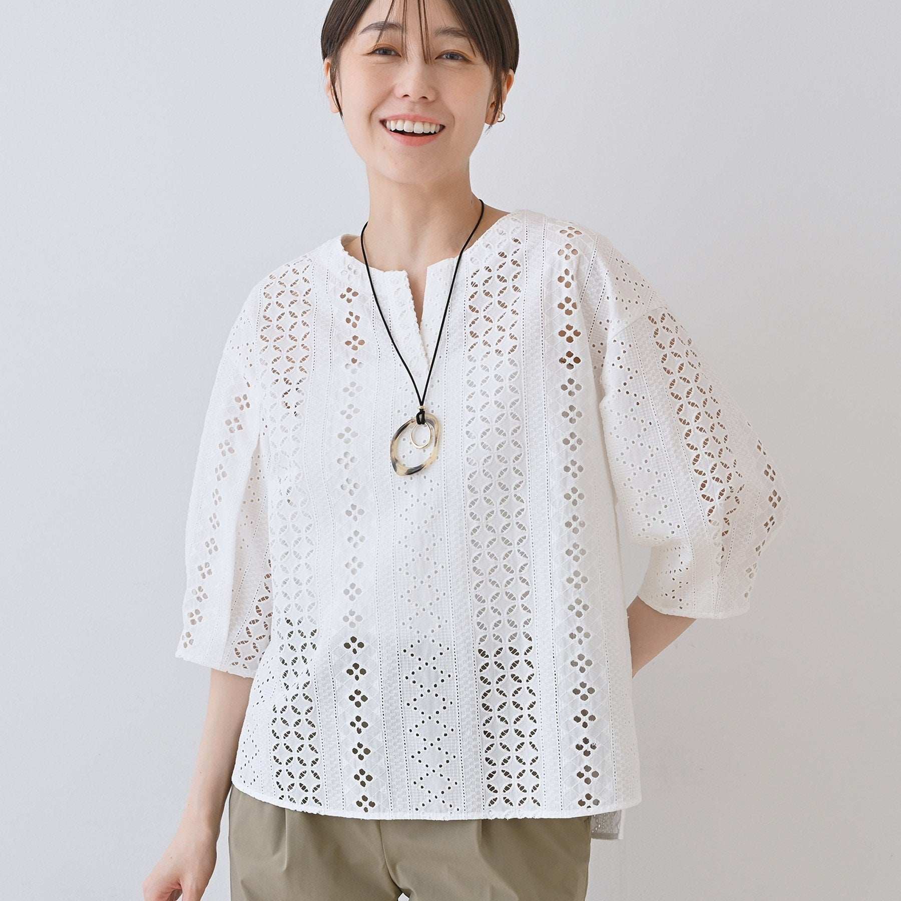 インディヴィ INDIVI 【刺繍／レース】スラッシュネックブラウス （ブラック(019)） ブラック(019)