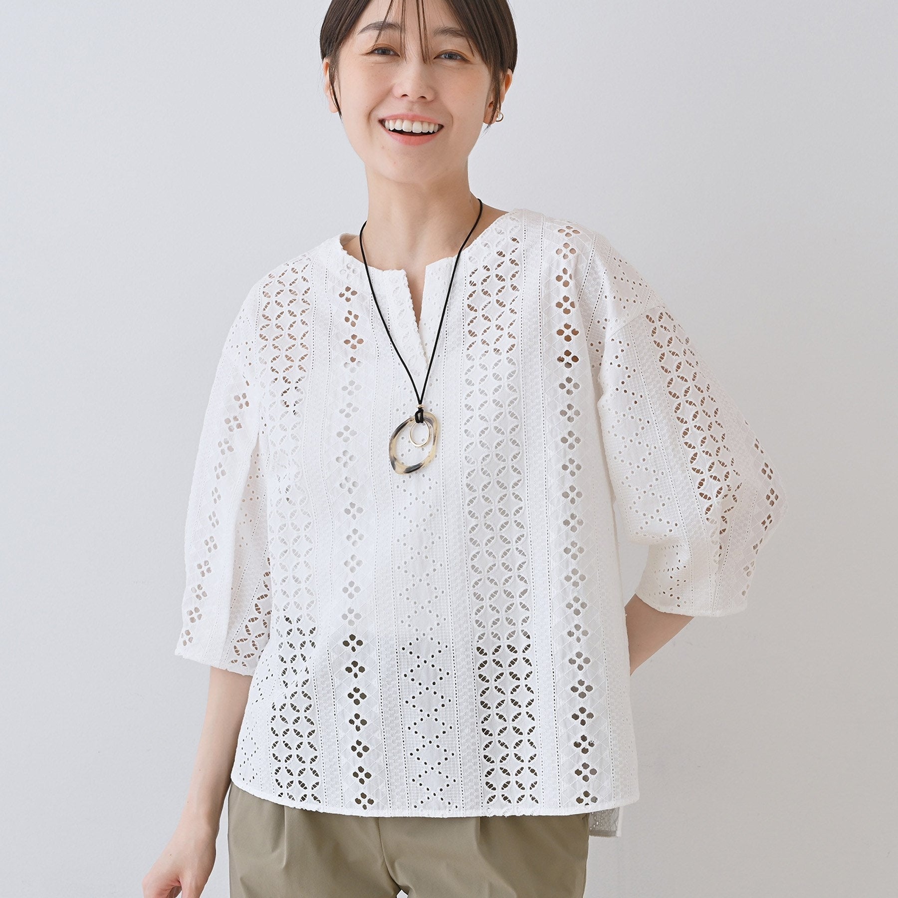 インディヴィ INDIVI 【刺繍／レース】スラッシュネックブラウス （ホワイト(002)） ホワイト(002)