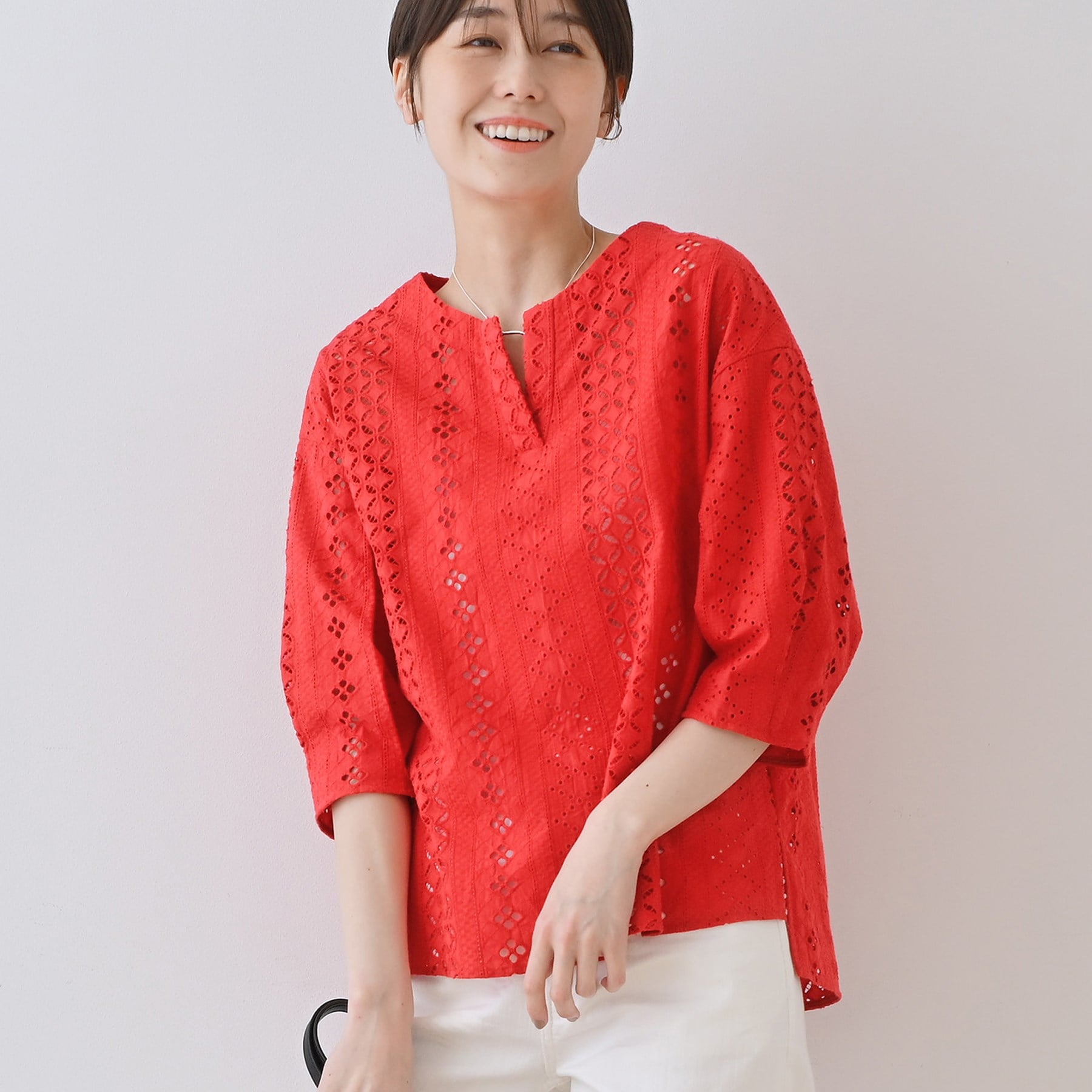 インディヴィ INDIVI 【刺繍／レース】スラッシュネックブラウス （レッド(062)） レッド(062)