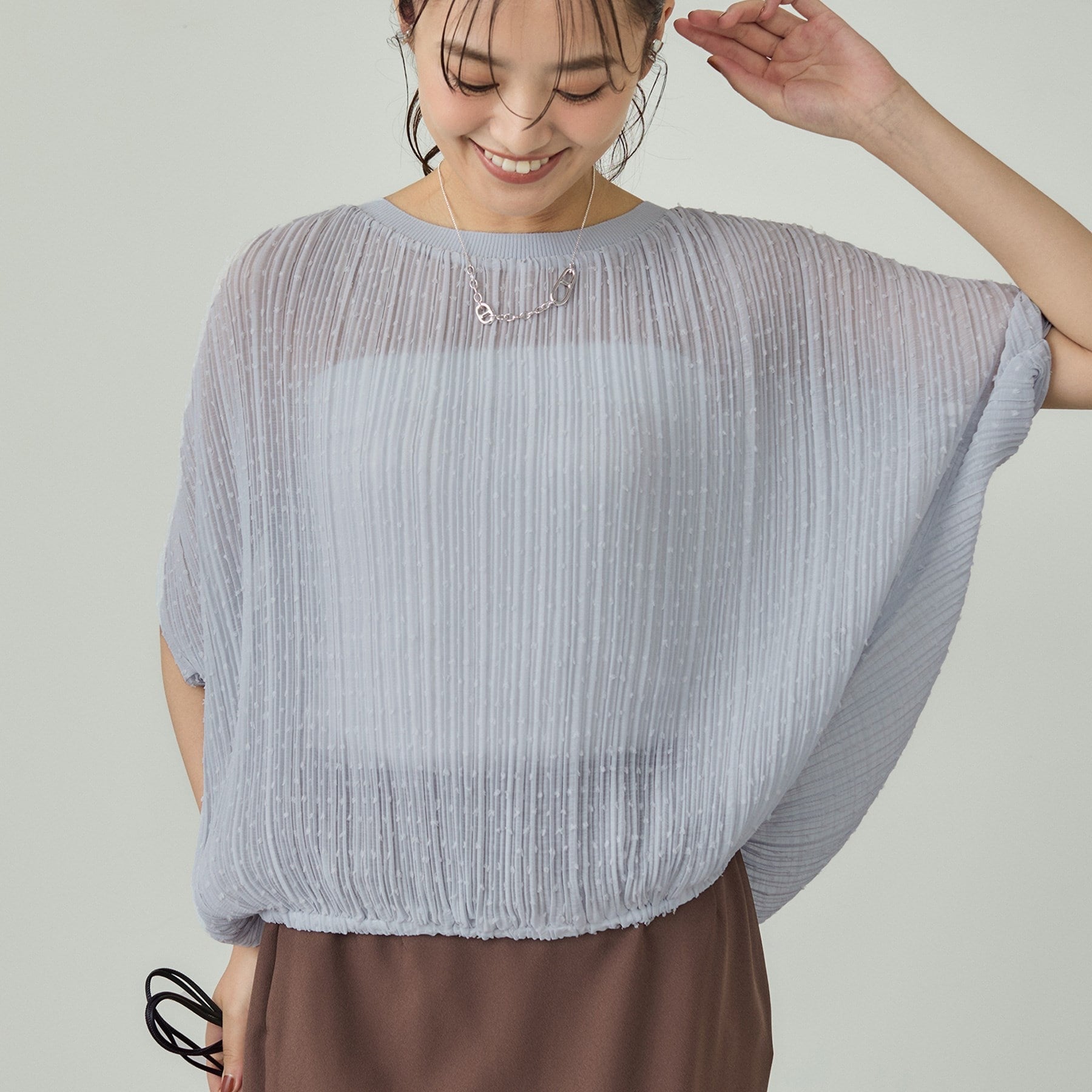 インディヴィ INDIVI 【洗える／ドット柄／凹凸素材】プリーツデザインブラウス （ライトグレー(011)） ライトグレー(011)