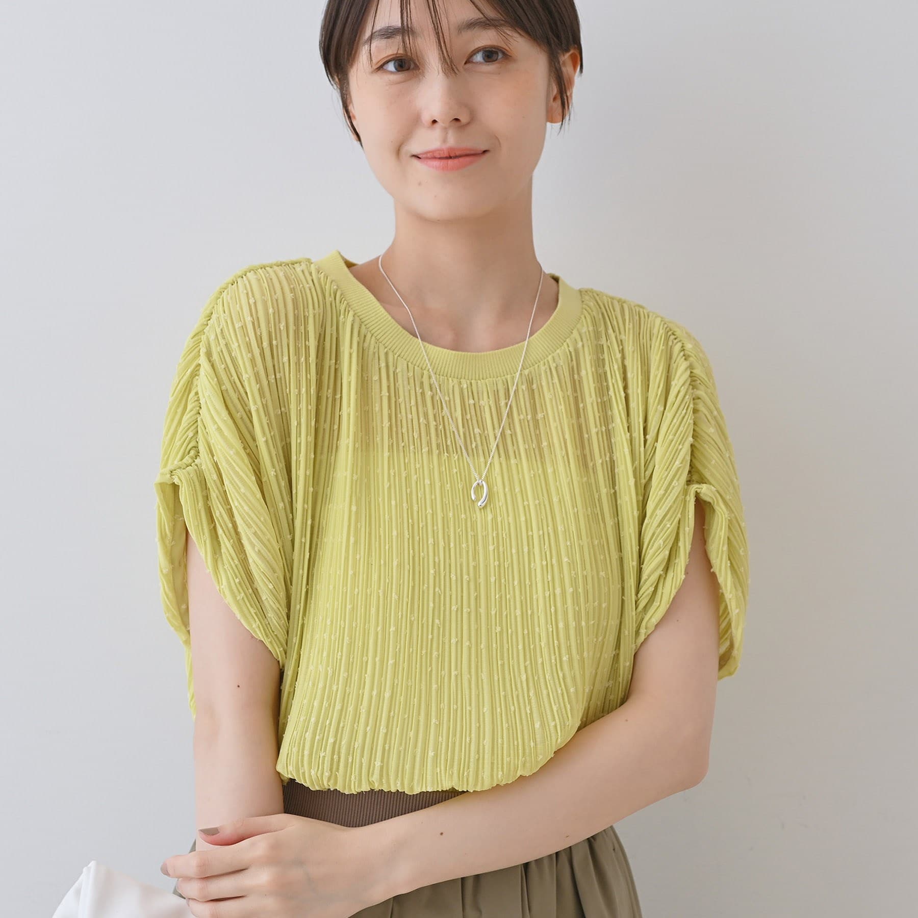 インディヴィ INDIVI 【洗える／ドット柄／凹凸素材】プリーツデザインブラウス （イエローグリーン(025)） イエローグリーン(025)