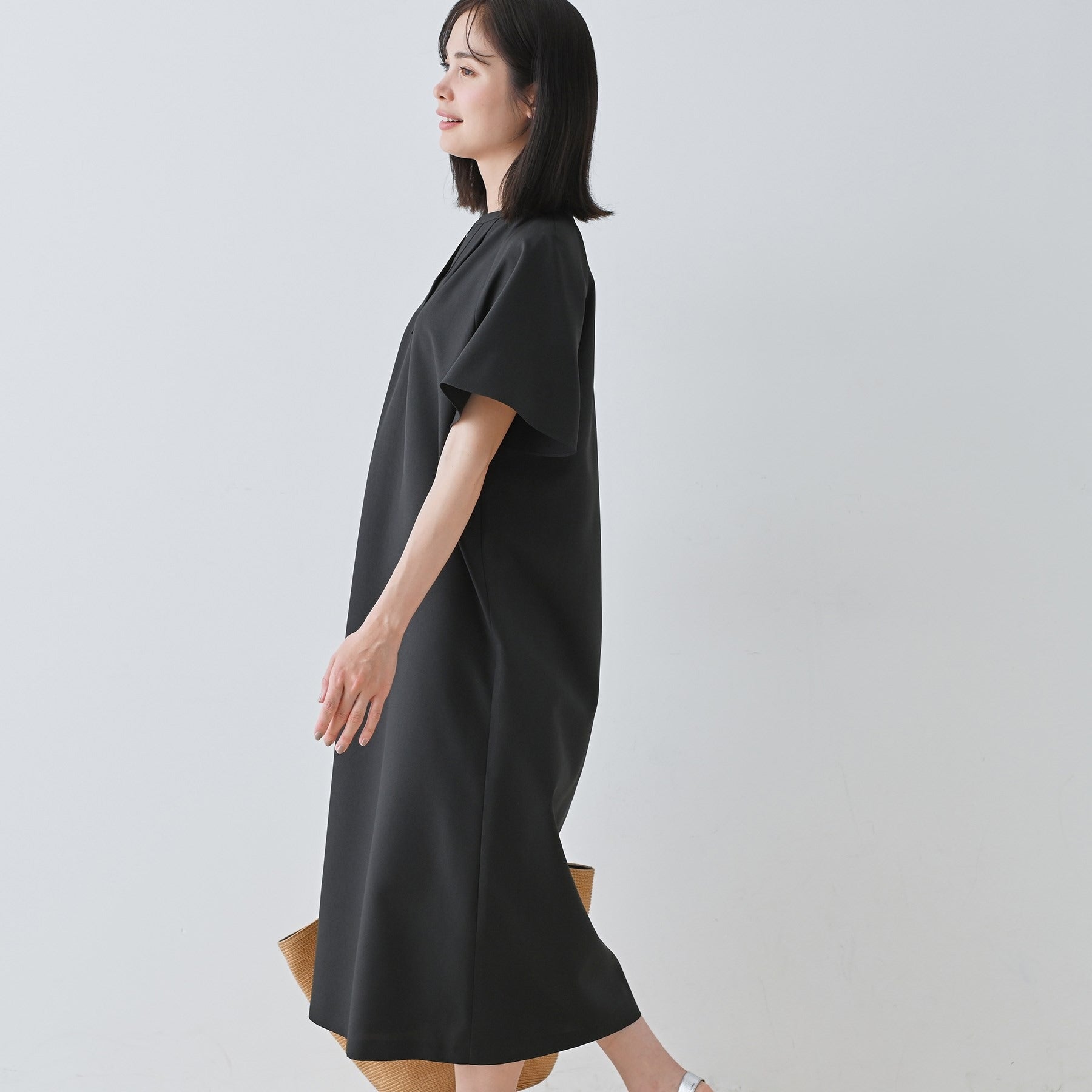 インディヴィ INDIVI 【しわになりにくい】麻調ストレートラインワンピース （ライトベージュ(051)） ライトベージュ(051)