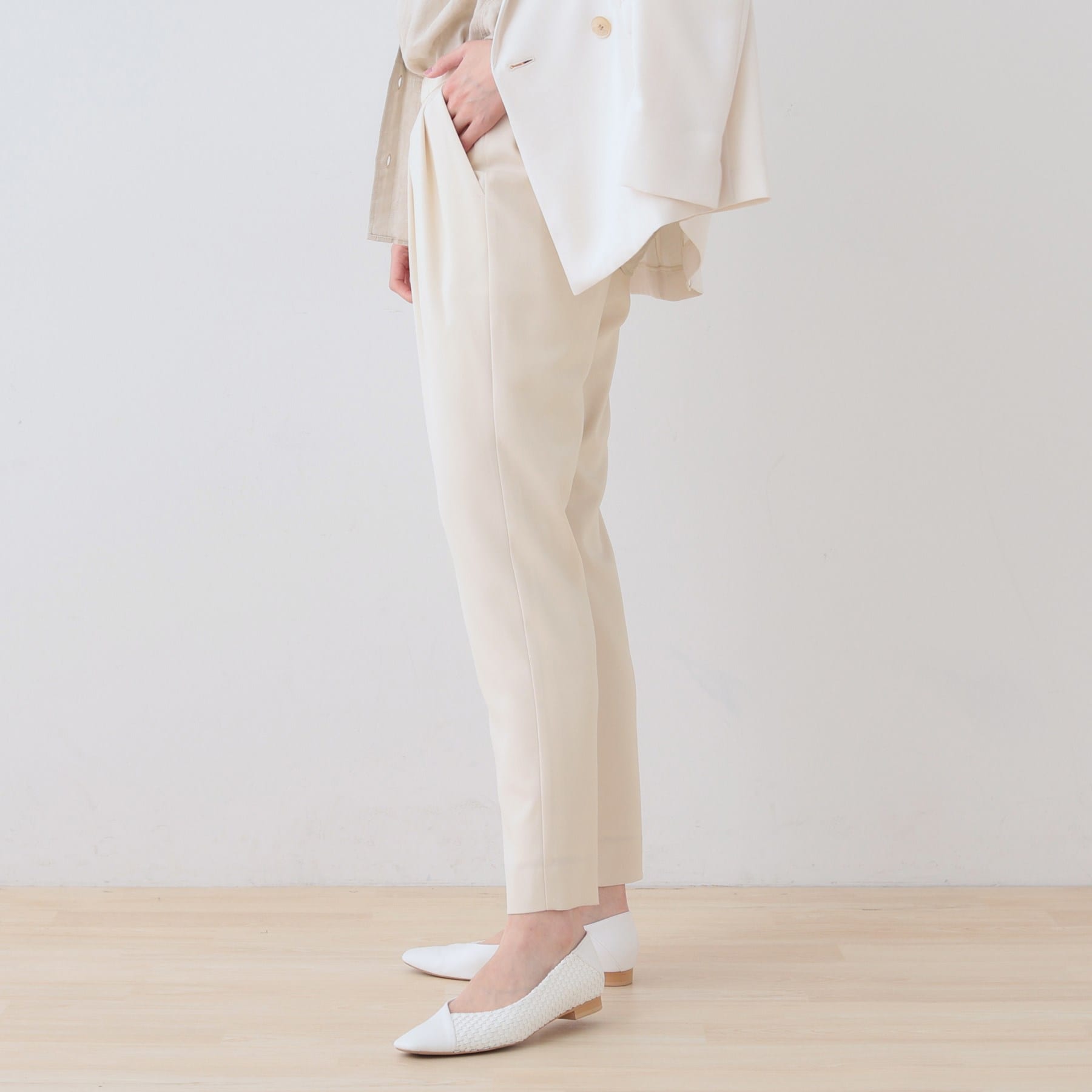 インディヴィ INDIVI 【洗える／ストレッチ】タックテーパードパンツ （ライトベージュ(051)） ライトベージュ(051)