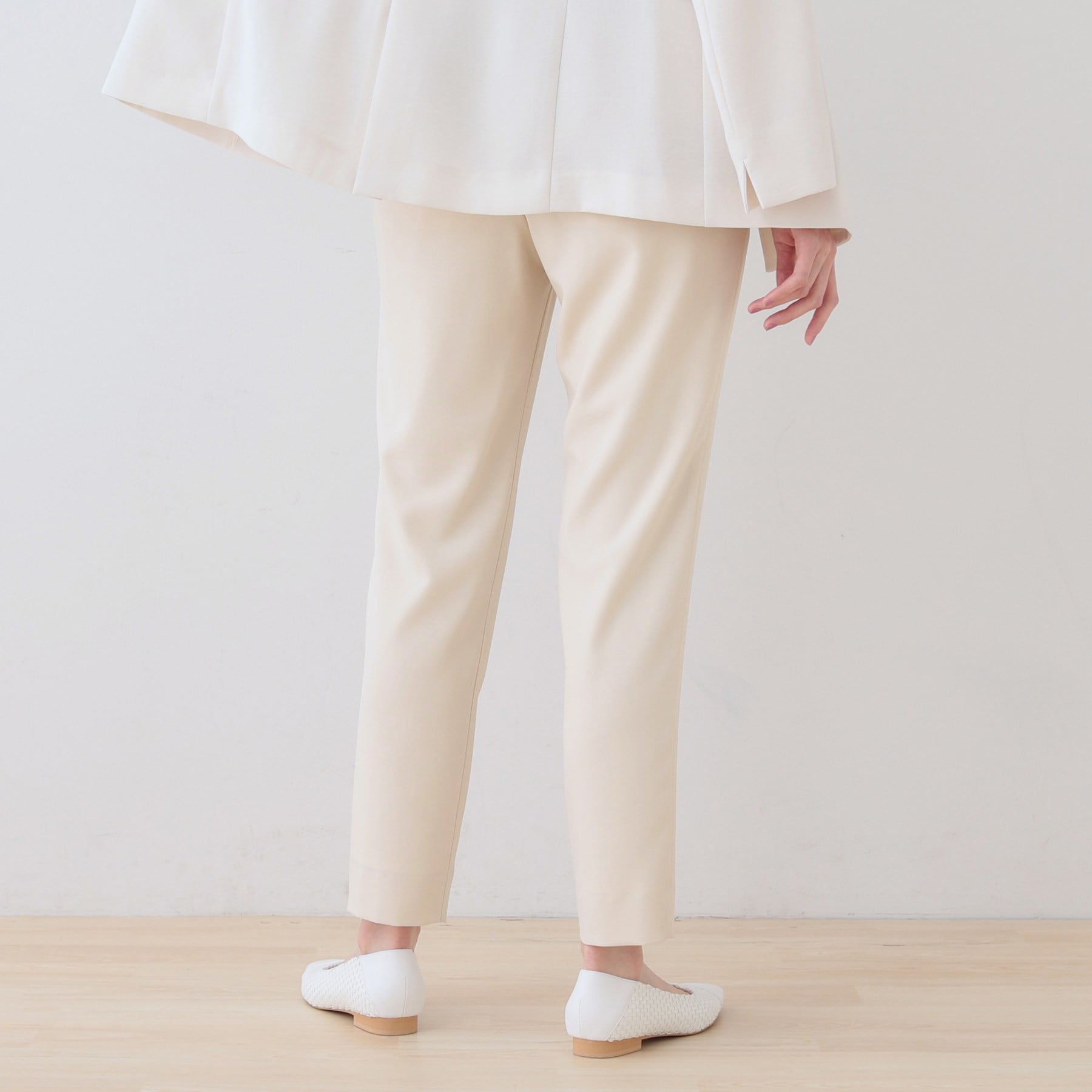 インディヴィ INDIVI 【洗える／ストレッチ】タックテーパードパンツ （ライトベージュ(051)） ライトベージュ(051)