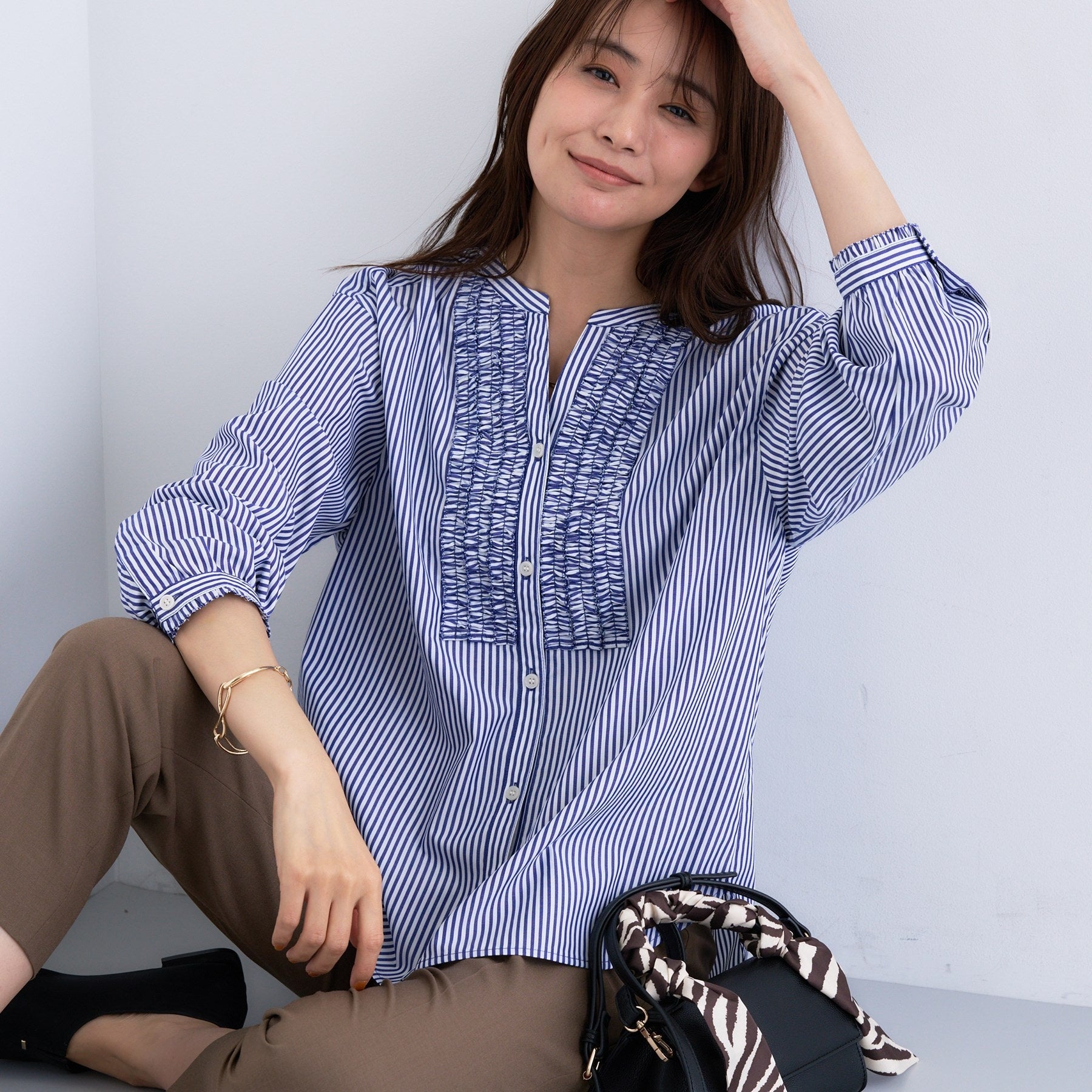 インディヴィ INDIVI 【洗える】胸元タックフリル長袖ブラウス （ブルー(393)） ブルー(393)