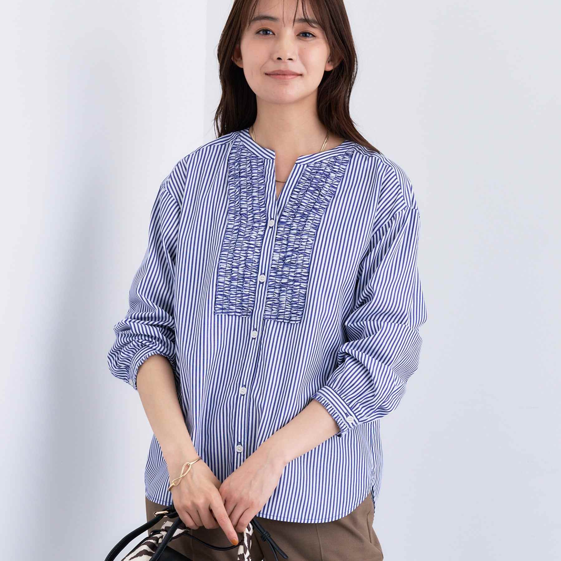 インディヴィ INDIVI 【洗える】胸元タックフリル長袖ブラウス （ブルー(393)） ブルー(393)