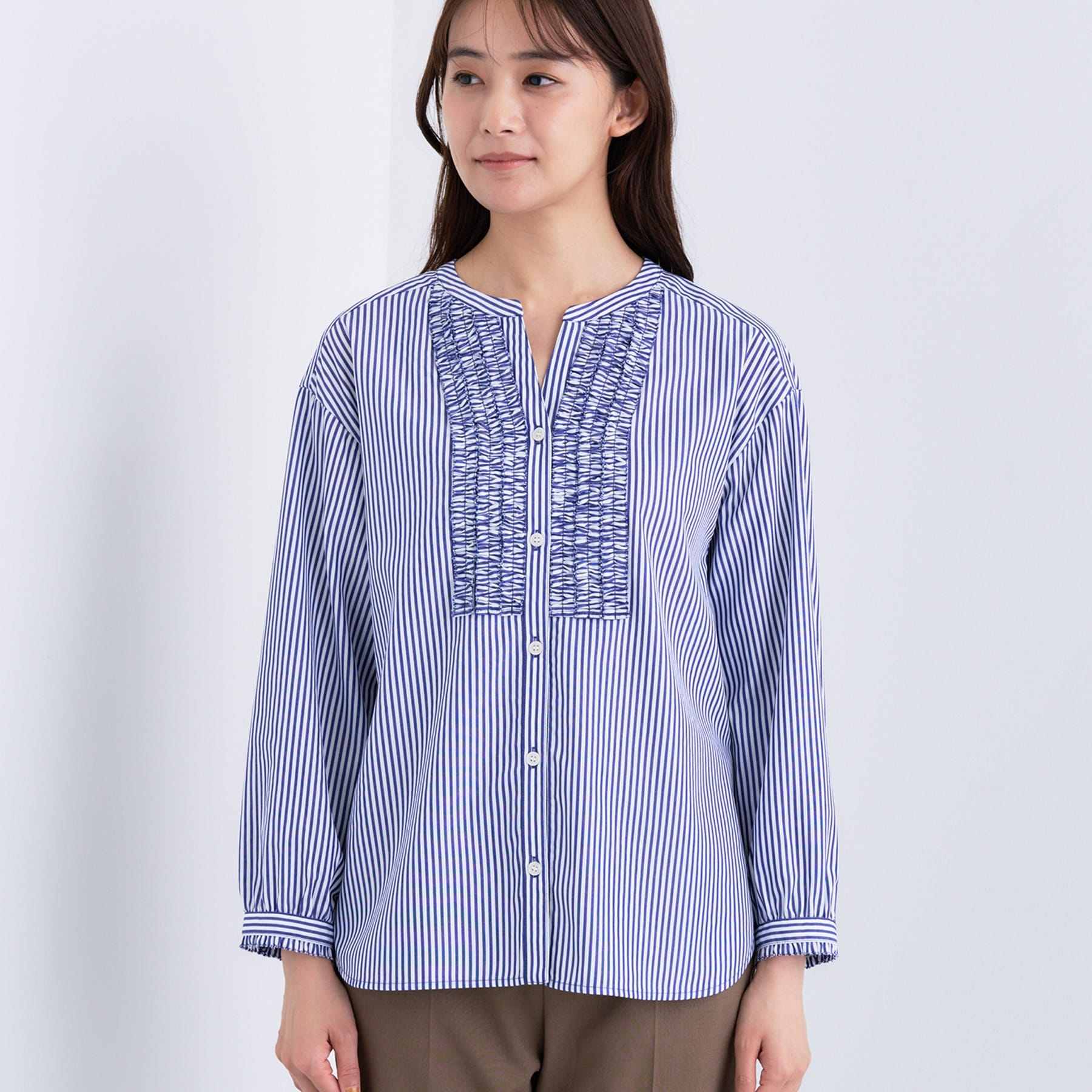 インディヴィ INDIVI 【洗える】胸元タックフリル長袖ブラウス （ブルー(393)） ブルー(393)