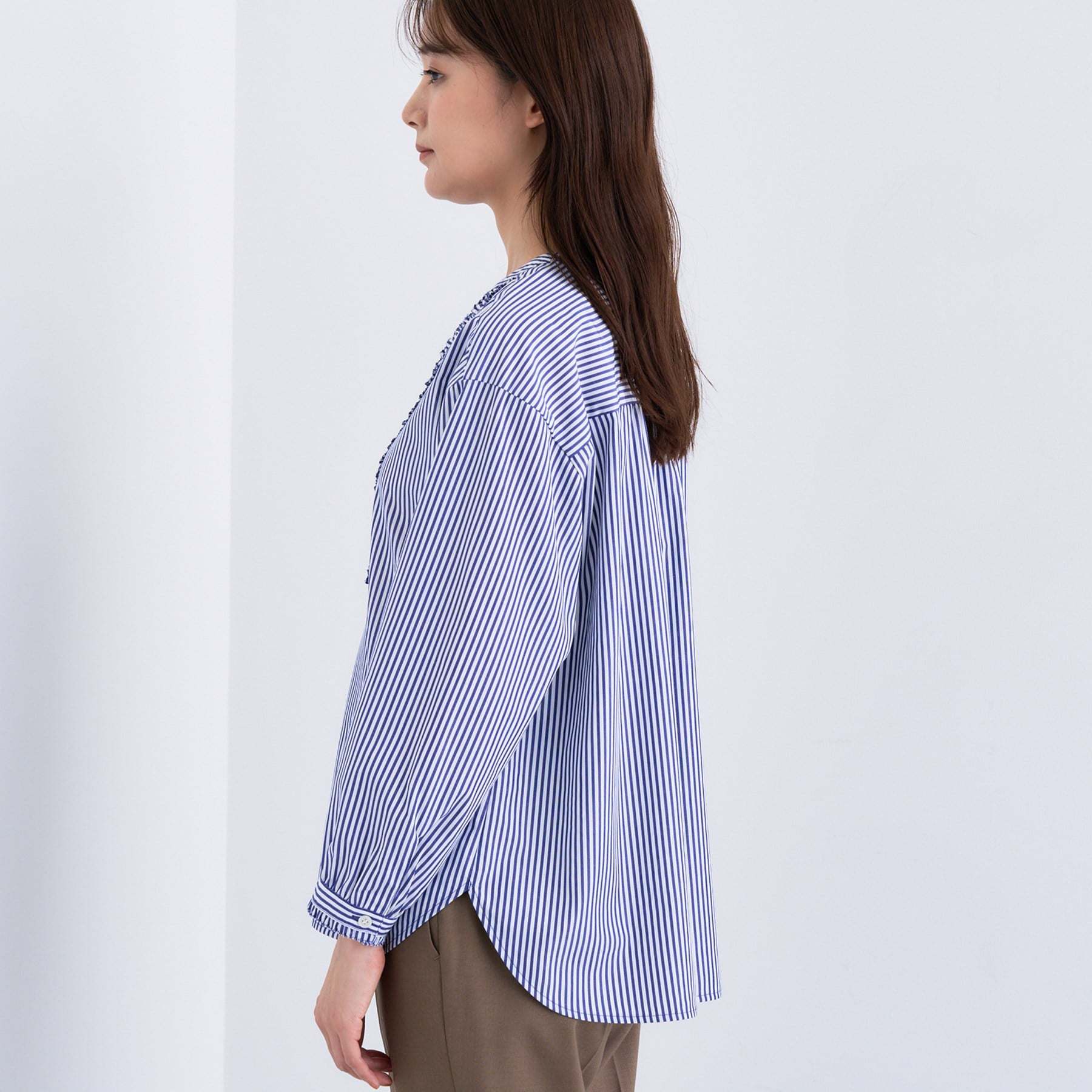 インディヴィ INDIVI 【洗える】胸元タックフリル長袖ブラウス （ブルー(393)） ブルー(393)