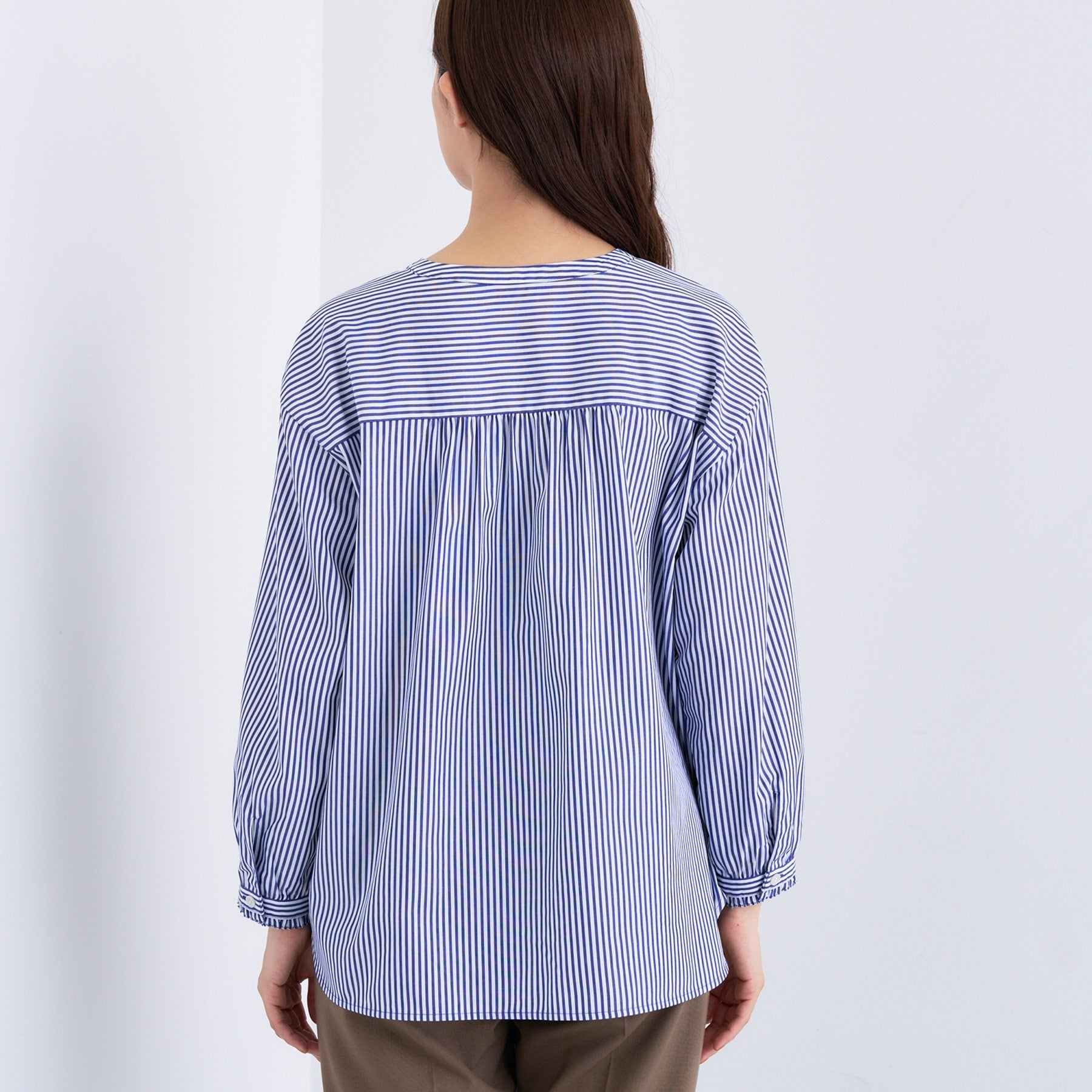 インディヴィ INDIVI 【洗える】胸元タックフリル長袖ブラウス （ブルー(393)） ブルー(393)