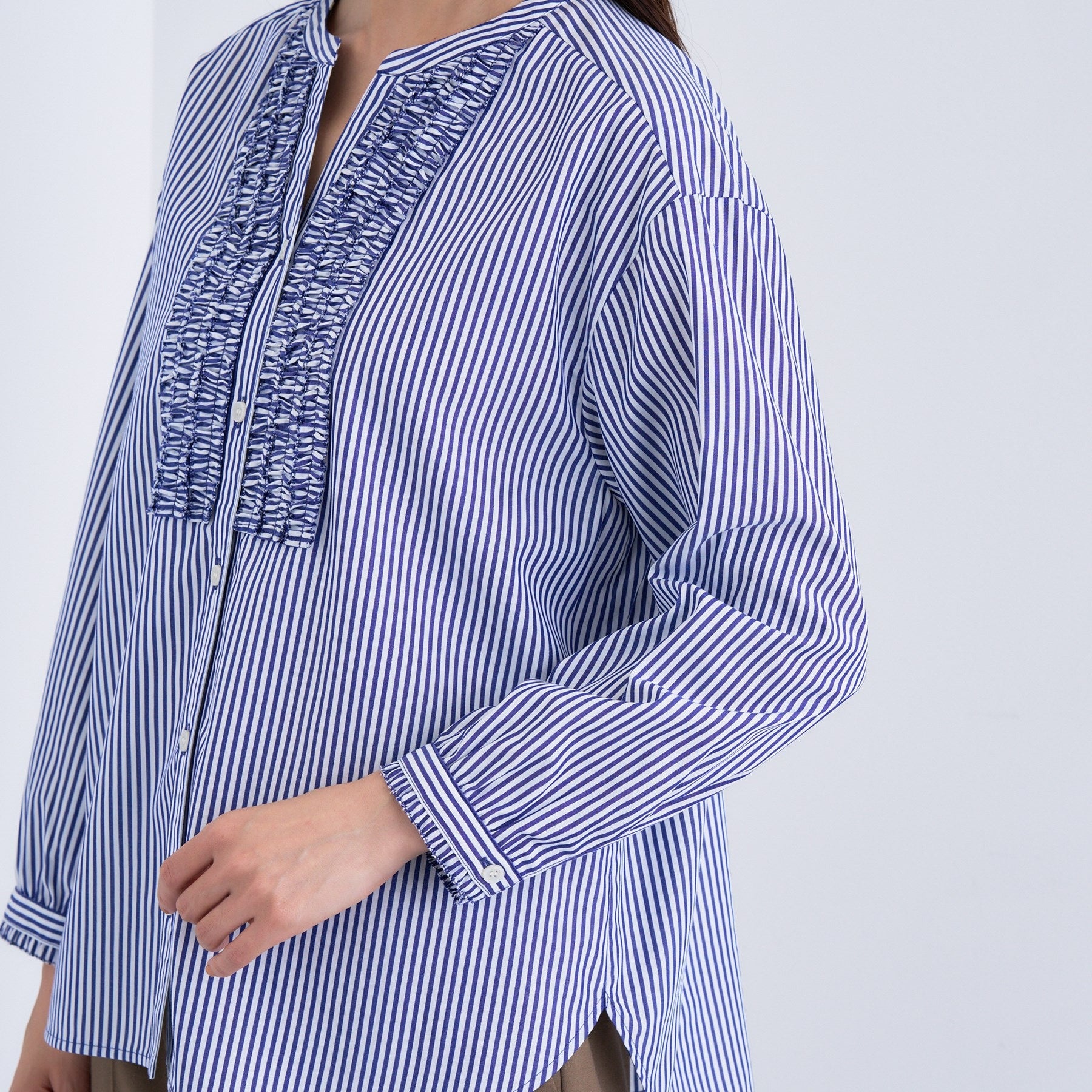 インディヴィ INDIVI 【洗える】胸元タックフリル長袖ブラウス （ブルー(393)） ブルー(393)