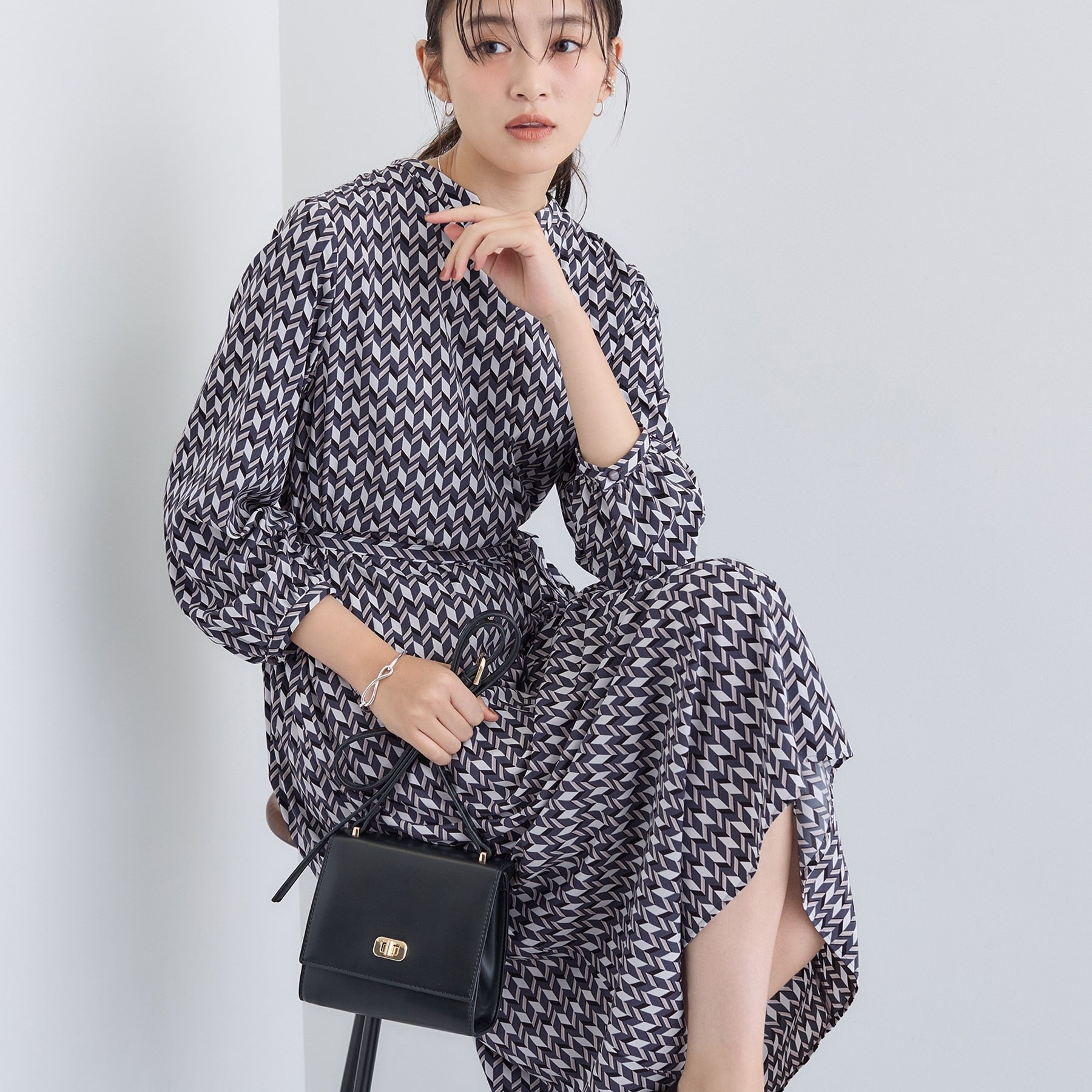 インディヴィ INDIVI 【洗える／オリジナル柄】ジオメプリント フレアワンピース （ブラック(119)） ブラック(119)