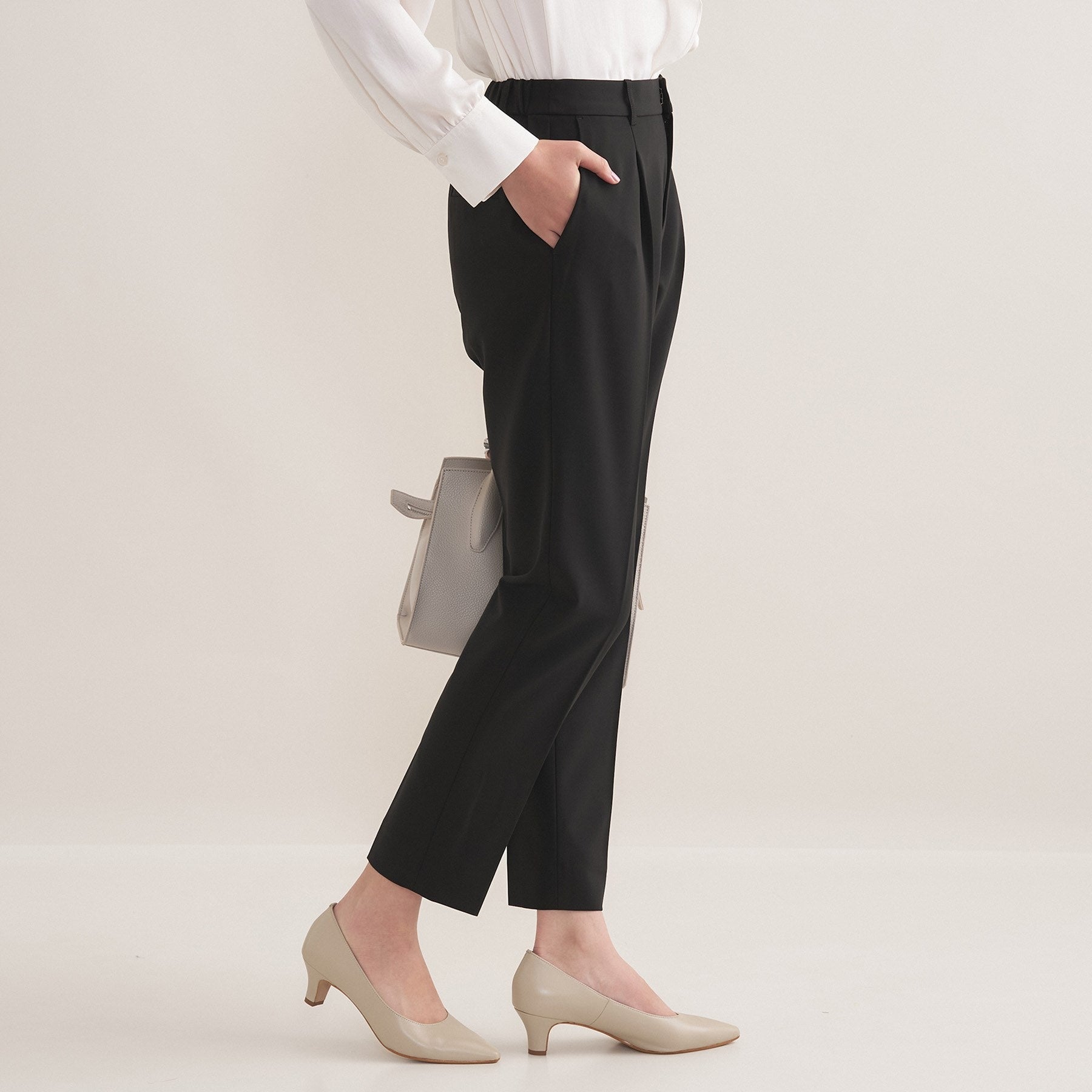 インディヴィ INDIVI 【通勤スーツ／洗える】ストレッチタックテーパードパンツ （ブラック(019)） ブラック(019)