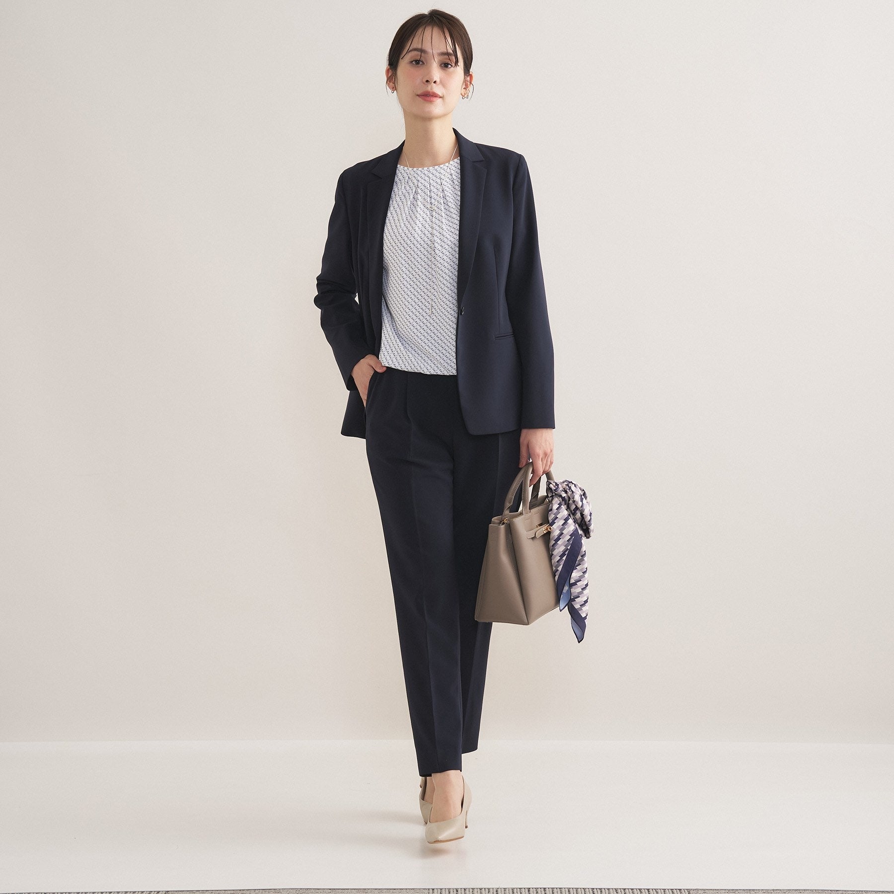 インディヴィ INDIVI 【通勤スーツ／洗える】ストレッチタックテーパードパンツ （ブラック(019)） ブラック(019)