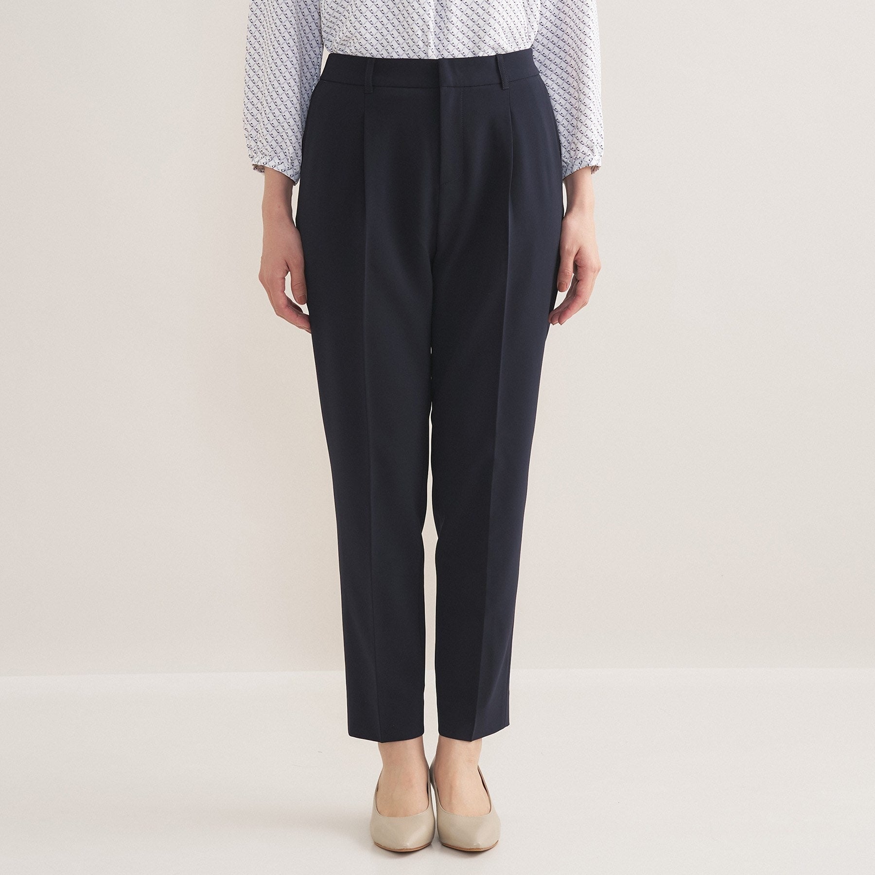 インディヴィ INDIVI 【通勤スーツ／洗える】ストレッチタックテーパードパンツ （ブラック(019)） ブラック(019)