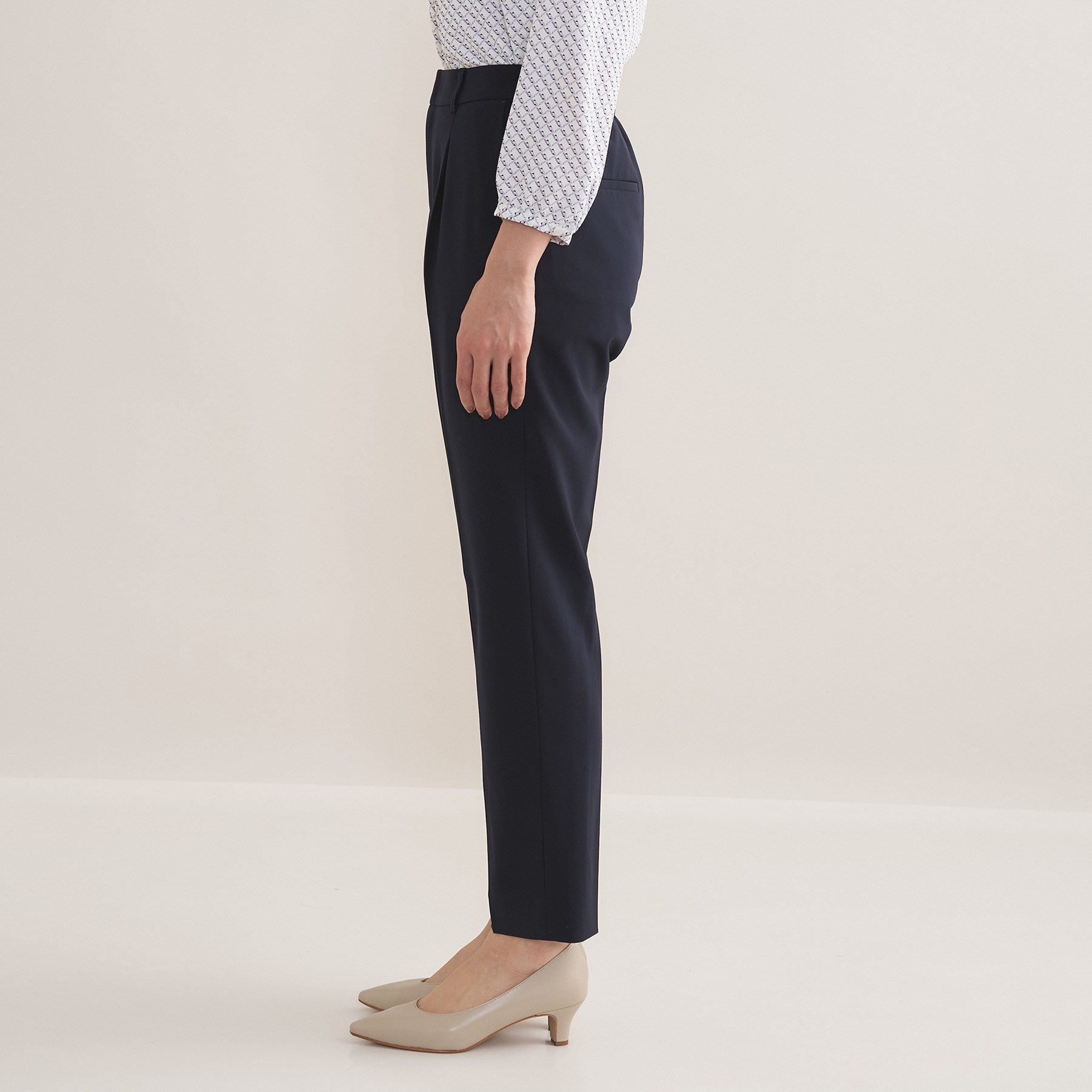 インディヴィ INDIVI 【通勤スーツ／洗える】ストレッチタックテーパードパンツ （ブラック(019)） ブラック(019)