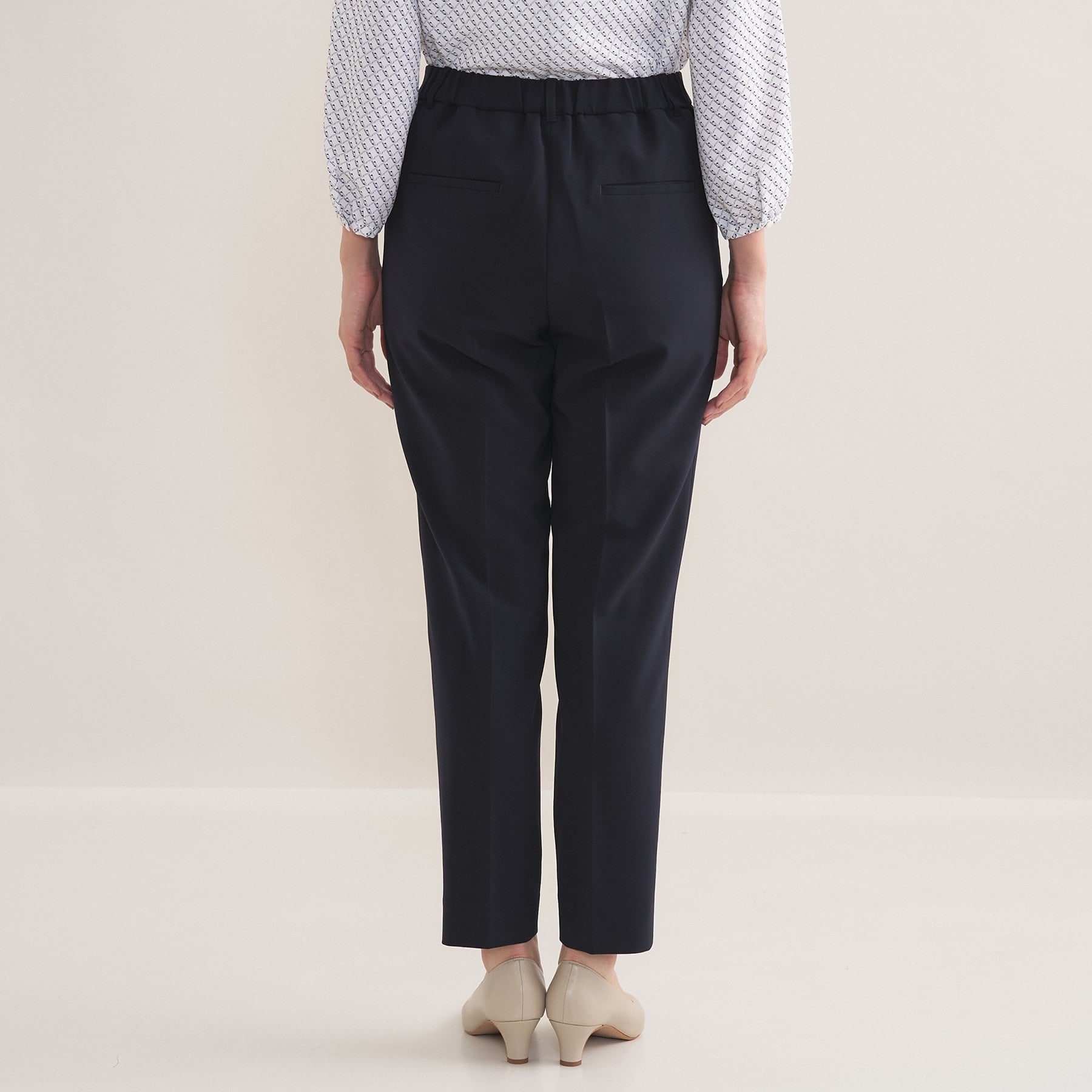 インディヴィ INDIVI 【通勤スーツ／洗える】ストレッチタックテーパードパンツ （ブラック(019)） ブラック(019)