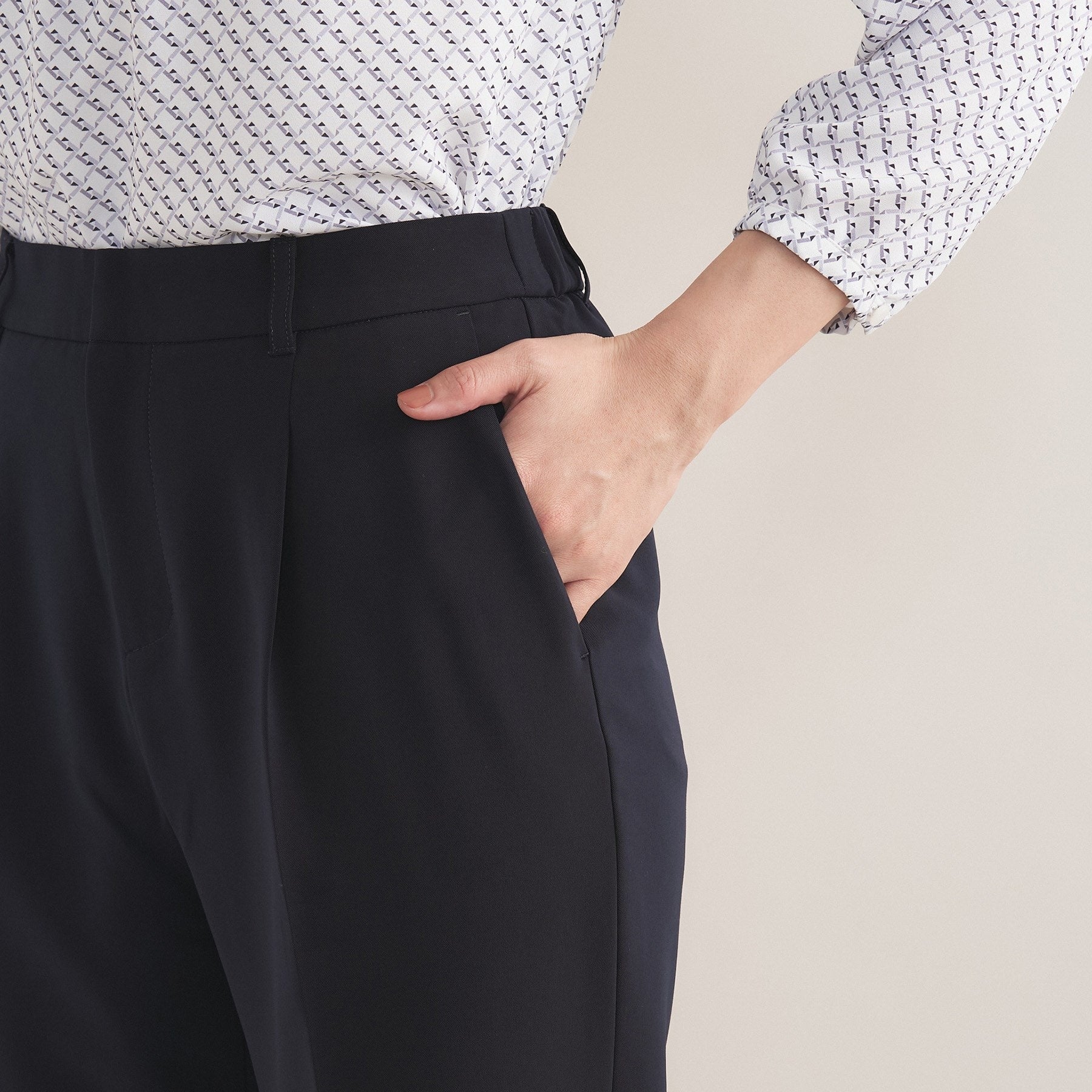 インディヴィ INDIVI 【通勤スーツ／洗える】ストレッチタックテーパードパンツ （ブラック(019)） ブラック(019)