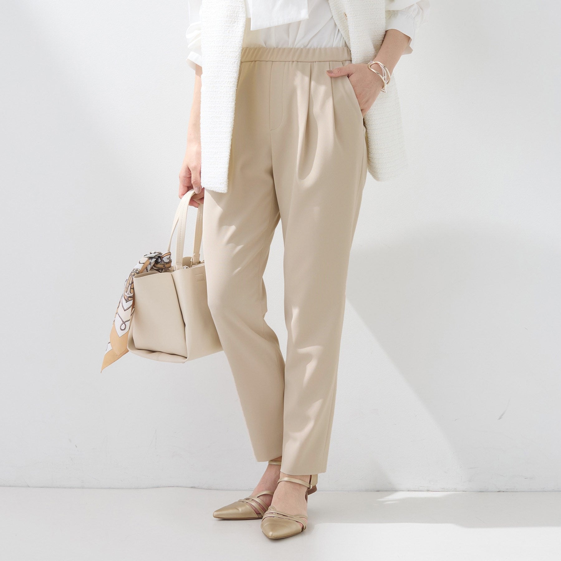 インディヴィ INDIVI 【褒められパンツ／高ストレッチ】タックテーパードパンツ （ライトベージュ(051)） ライトベージュ(051)