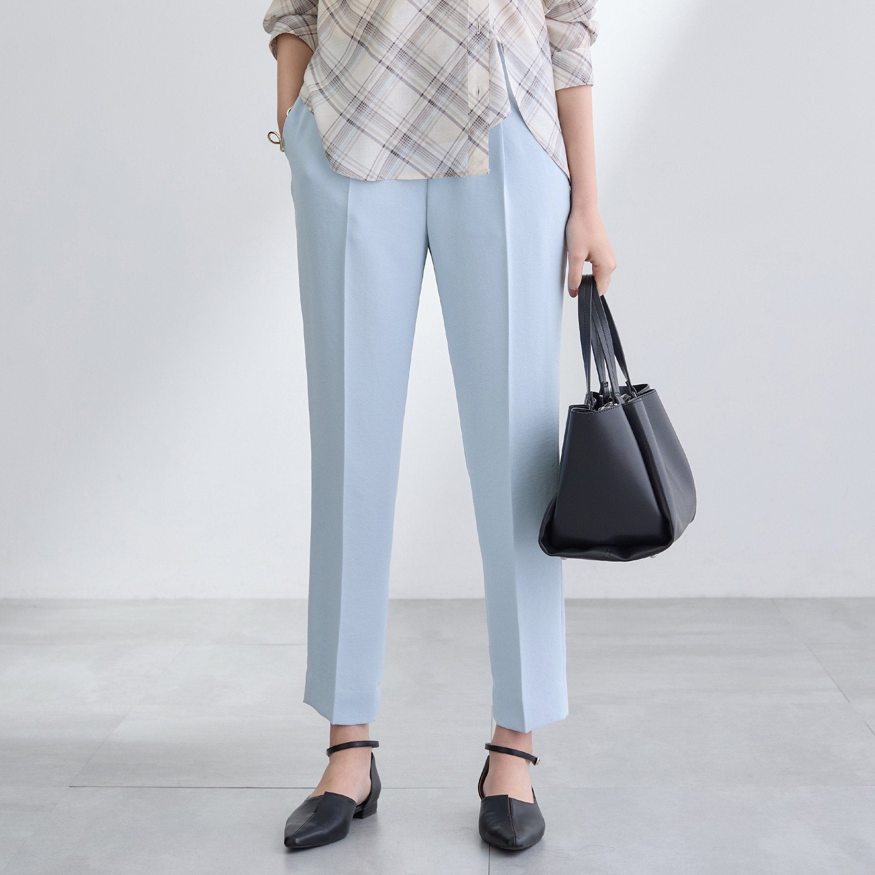 インディヴィ INDIVI 【洗える／UVケア／SETUP可】こなれテーパードパンツ （サックスブルー(090)） サックスブルー(090)