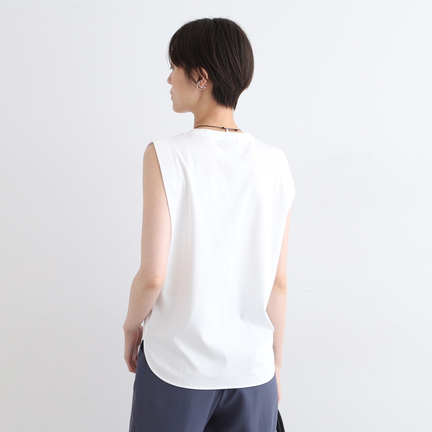 インディヴィ INDIVI 【洗える】タックデザインノースリーブTシャツ