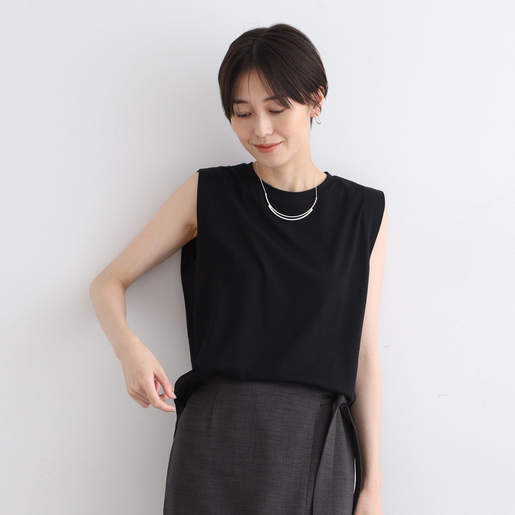 インディヴィ INDIVI 【洗える】タックデザインノースリーブTシャツ