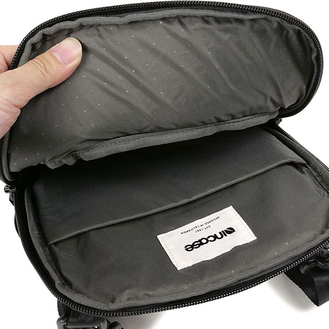 Incase A.R.C. Crossbody Bag Black [137243053003]