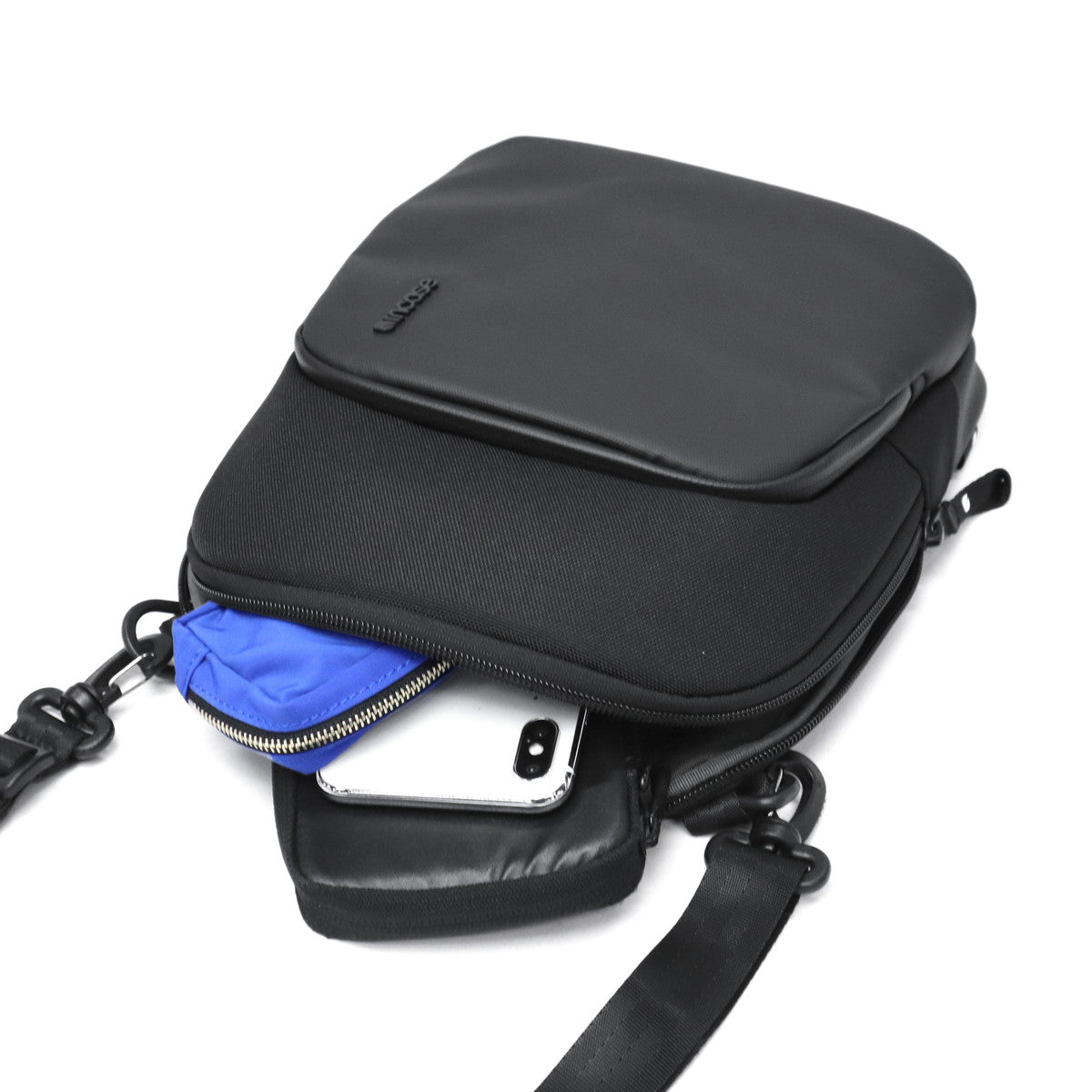 インケース Incase 日本正規品 ショルダーバッグ メンズ レディース 斜めがけバッグ ブランド 小さめ かっこいい 大人 撥水 縦型 B5 4.9L クロスボディバッグ A.R.C.Crossbody Bag （BLACK） BLACK