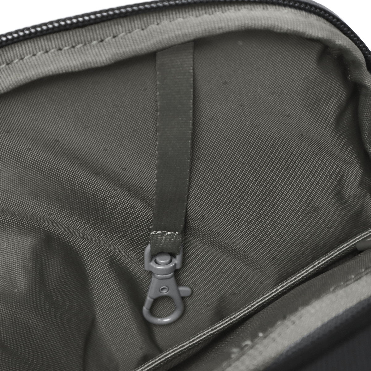 インケース Incase 日本正規品 ショルダーバッグ メンズ レディース 斜めがけバッグ ブランド 小さめ かっこいい 大人 撥水 縦型 B5 4.9L クロスボディバッグ A.R.C.Crossbody Bag （BLACK） BLACK