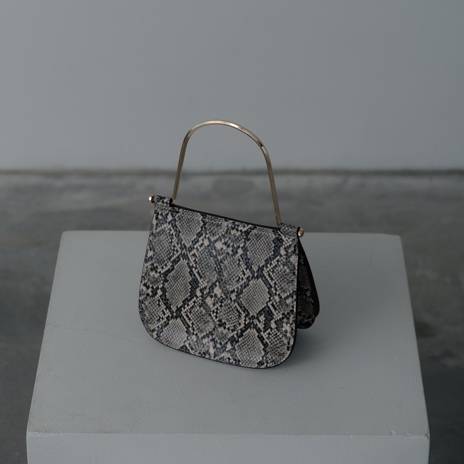 ギャレスト GALLEST 【LE VERNIS】Metal handle minibag （グレー(412)） グレー(412)