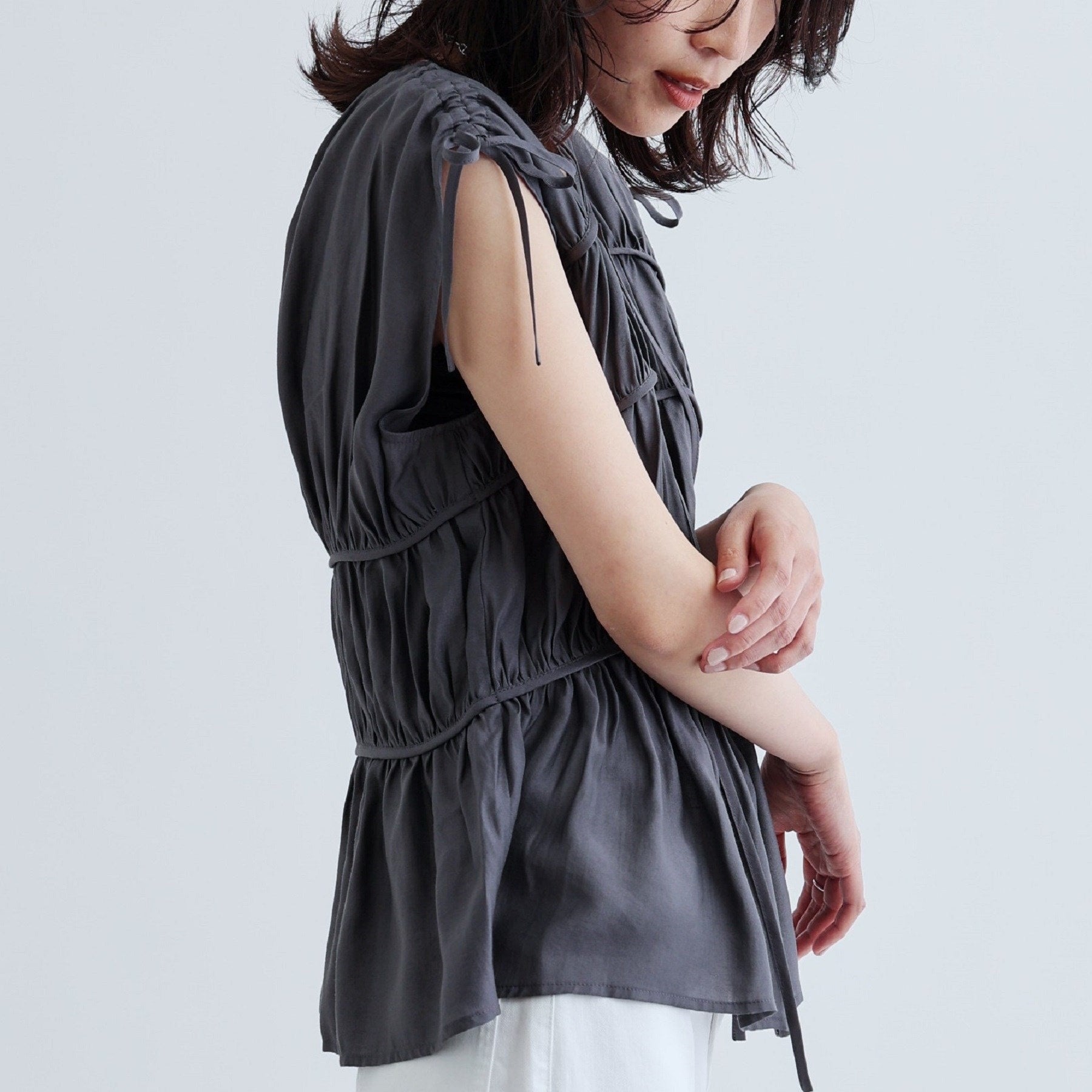 ギャレスト GALLEST ギャザースリーブレスブラウス （ホワイト(001)） ホワイト(001)