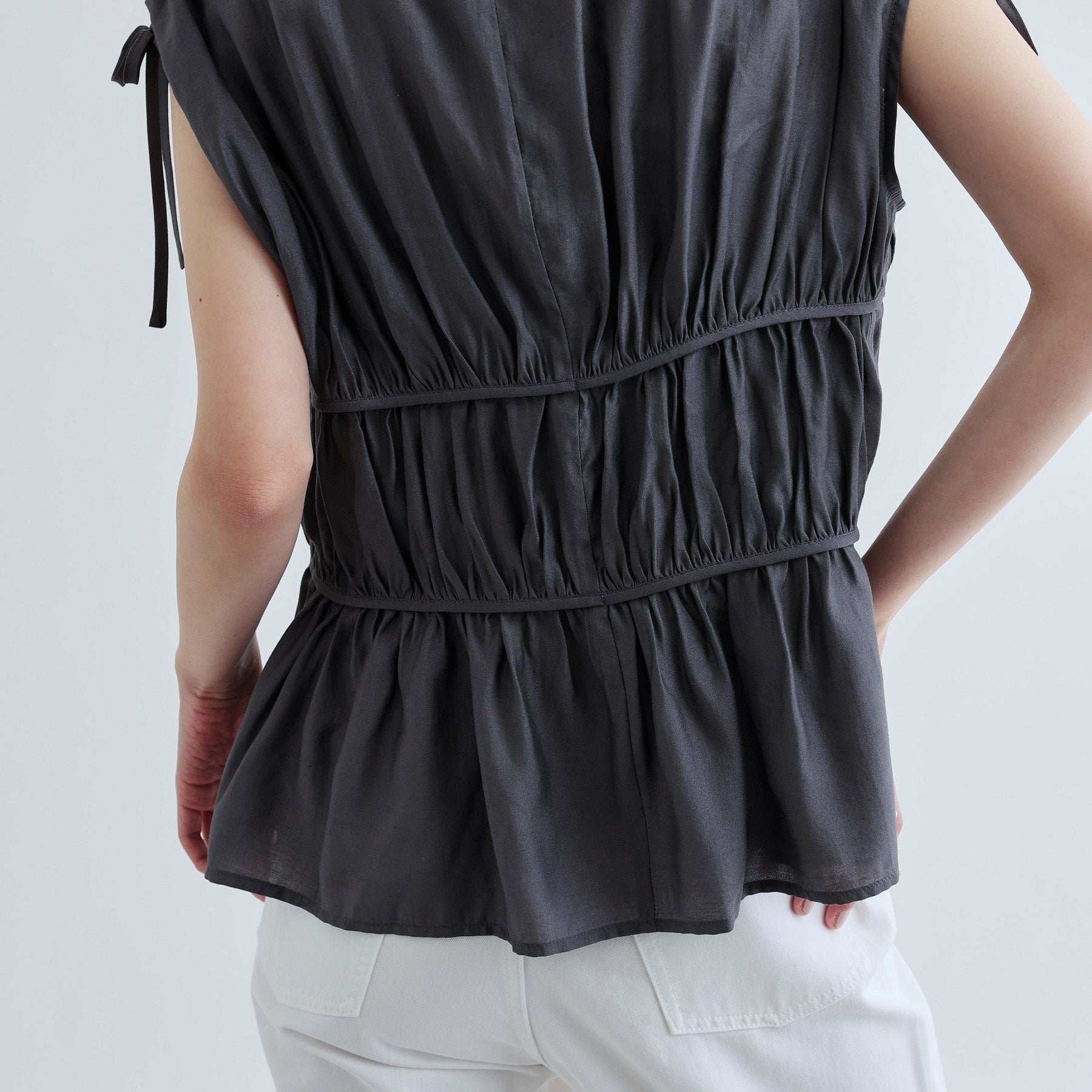 ギャレスト GALLEST ギャザースリーブレスブラウス （ホワイト(001)） ホワイト(001)