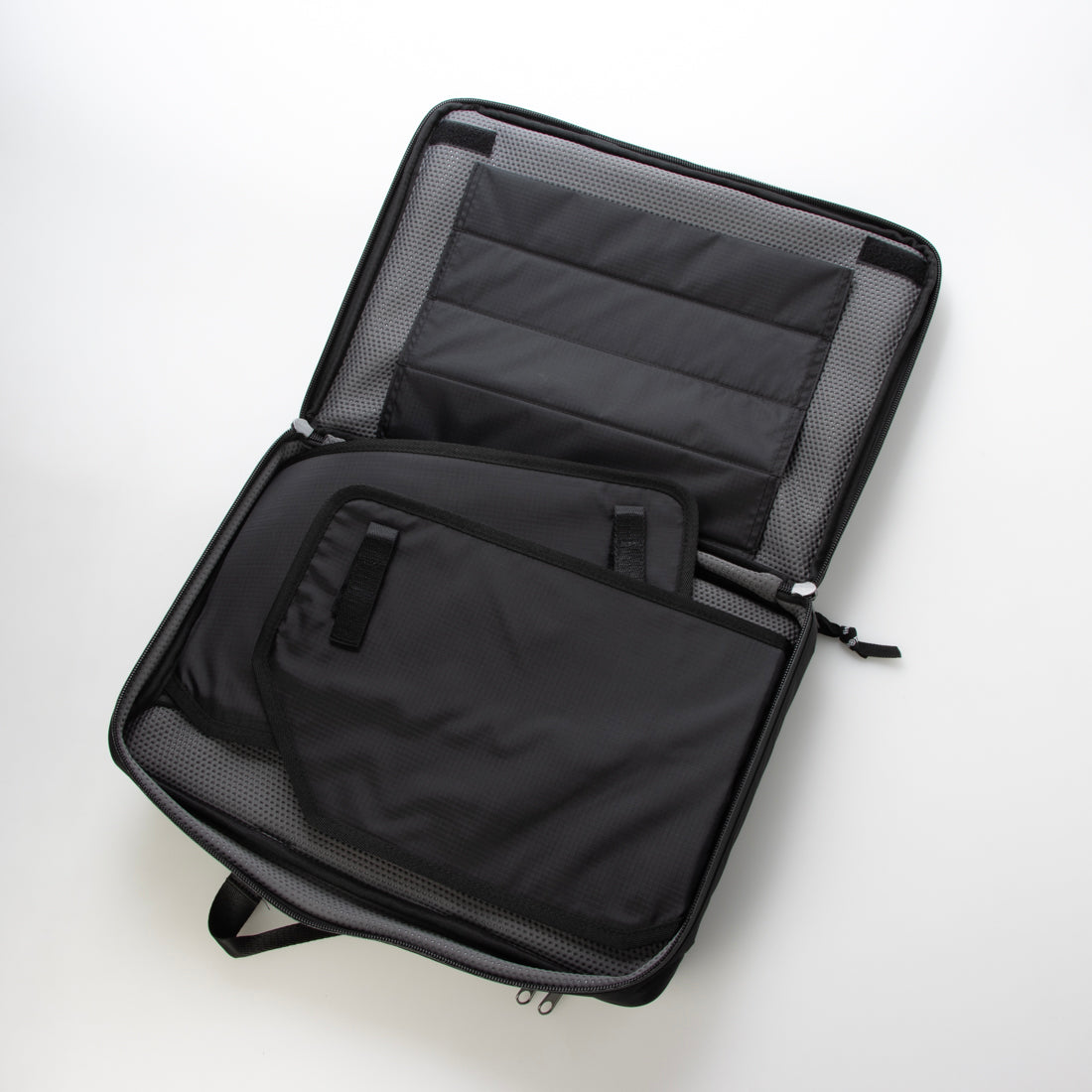 インディスペンサブル INDISPENSABLE IDP ラップトップケース PORTAFFICE16 ECONYL （ブラック） ブラック