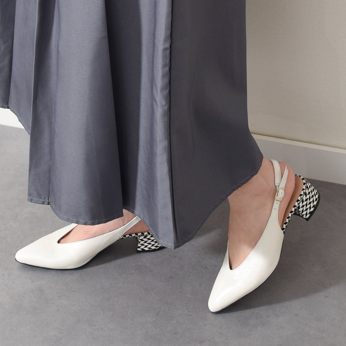 INTER-CHAUSSURES Pointed Toe V-Cut Back Band