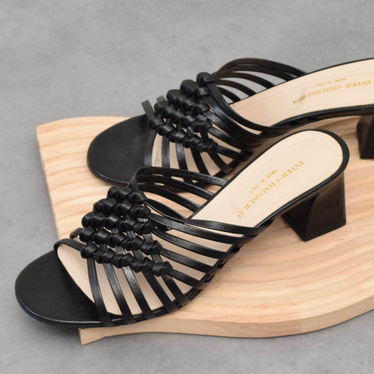 インターショシュール INTER-CHAUSSURES ラウンドトウフレアヒールノットサンダル （ブラック） ブラック