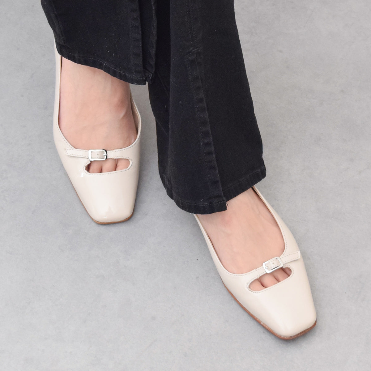インターショシュール INTER-CHAUSSURES スクエアトウバックルサケットバレエ （アイボリーエナメル） アイボリーエナメル