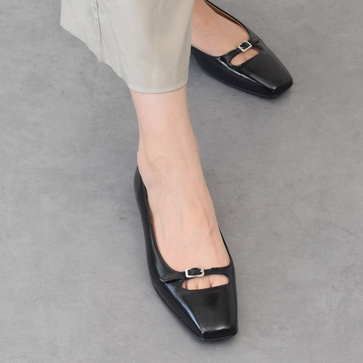 インターショシュール INTER-CHAUSSURES スクエアトウバックルサケットバレエ （ブラックエナメル） ブラックエナメル
