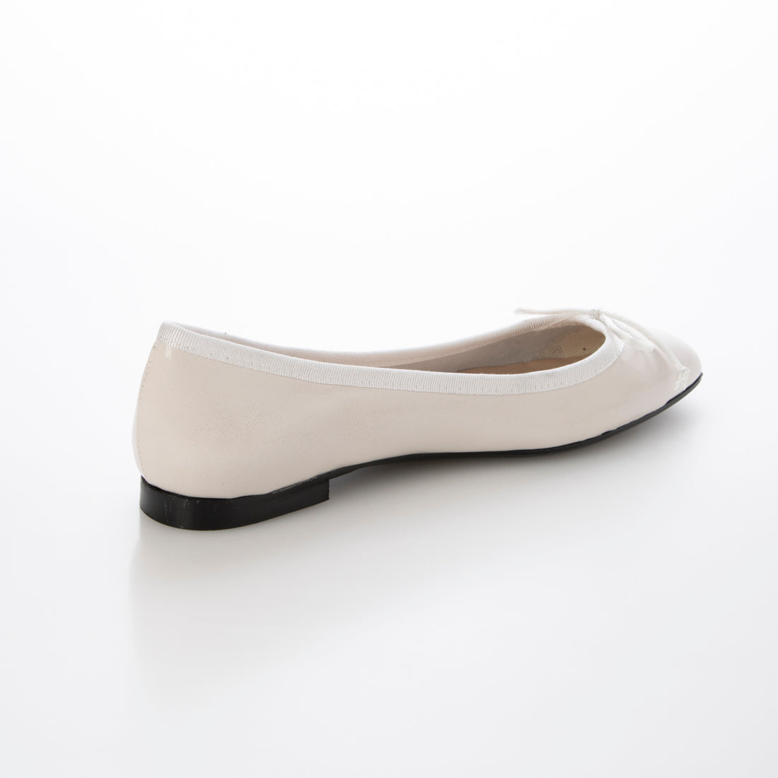 インターショシュール INTER-CHAUSSURES リボン付きスクエアフラットパンプス （アイボリーエナメル） アイボリーエナメル