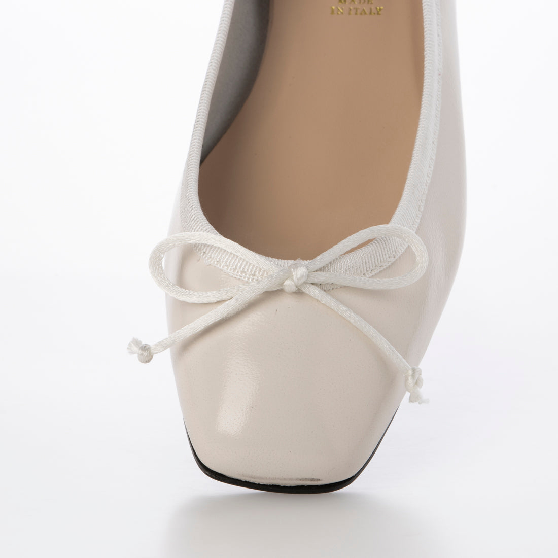 インターショシュール INTER-CHAUSSURES リボン付きスクエアフラットパンプス （アイボリーエナメル） アイボリーエナメル
