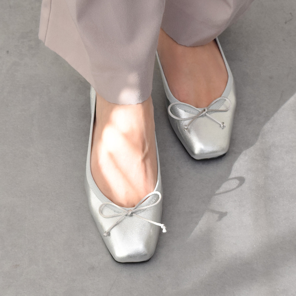 インターショシュール INTER-CHAUSSURES リボン付きスクエアフラットパンプス （シルバー） シルバー