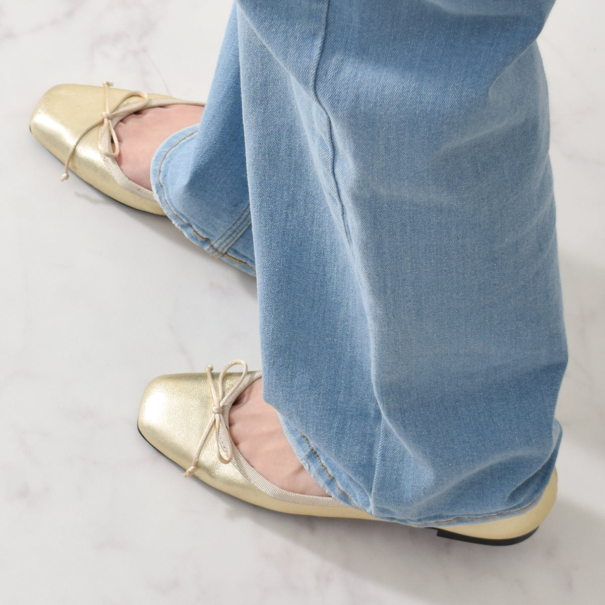 インターショシュール INTER-CHAUSSURES リボン付きスクエアフラットパンプス （ゴールド） ゴールド
