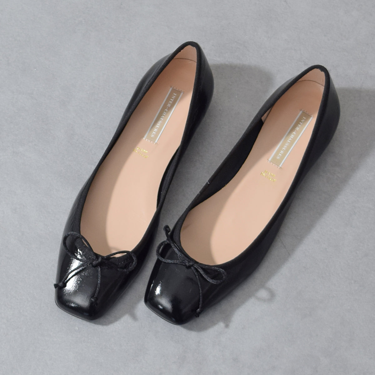 インターショシュール INTER-CHAUSSURES リボン付きスクエアフラットパンプス （ブラックエナメル） ブラックエナメル