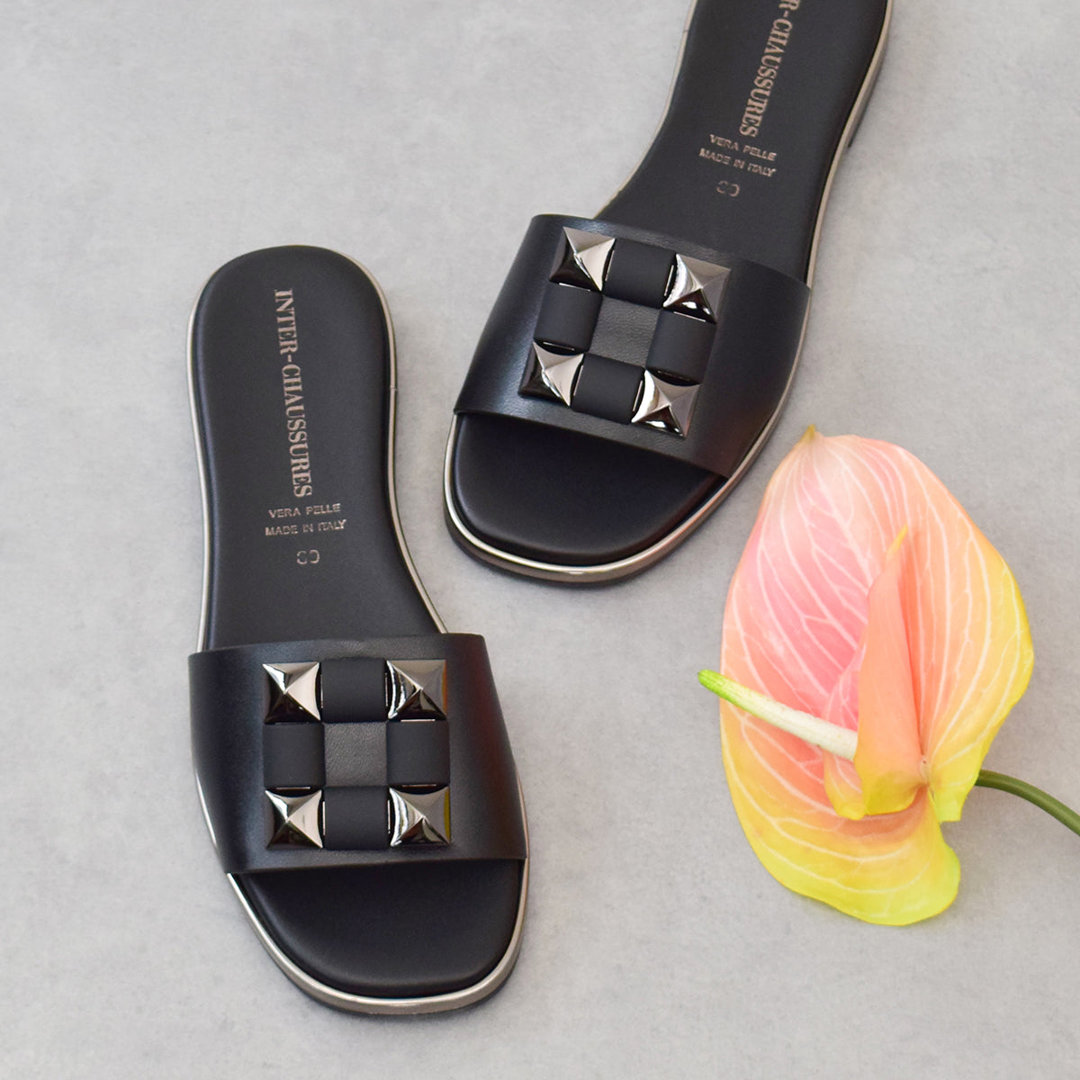 インターショシュール INTER-CHAUSSURES オーナメントフラットスライドサンダル （ブラック） ブラック