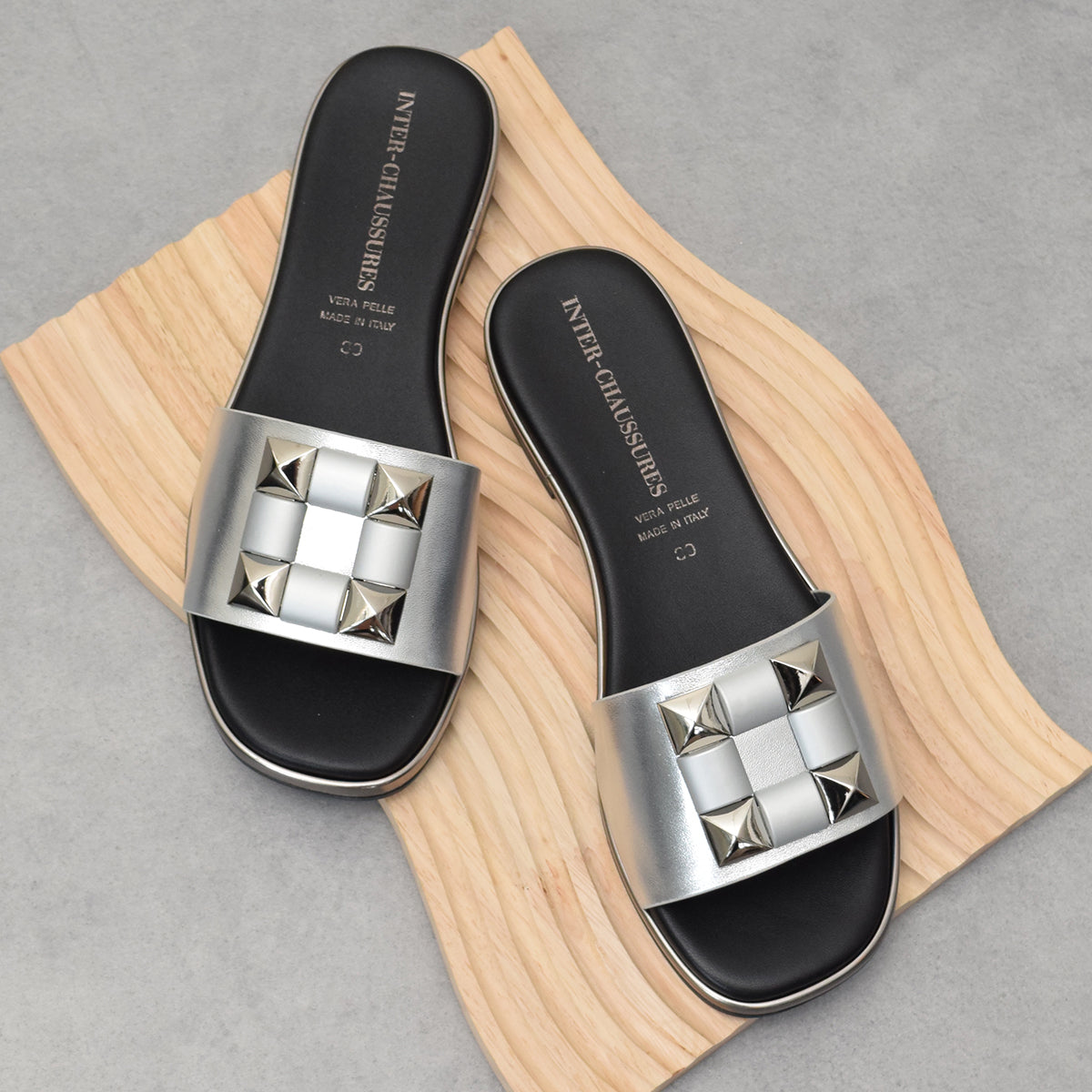 インターショシュール INTER-CHAUSSURES オーナメントフラットスライドサンダル （シルバー） シルバー