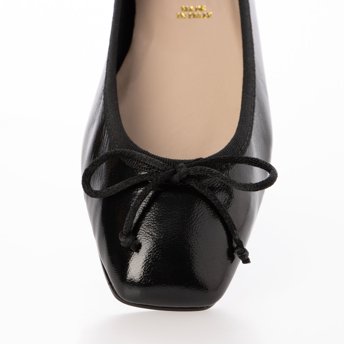 インターショシュール INTER-CHAUSSURES リボン付きスクエアフラットパンプス （ブラックエナメル） ブラックエナメル
