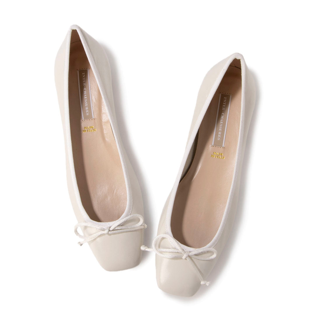 インターショシュール INTER-CHAUSSURES リボン付きスクエアフラットパンプス （アイボリーエナメル） アイボリーエナメル