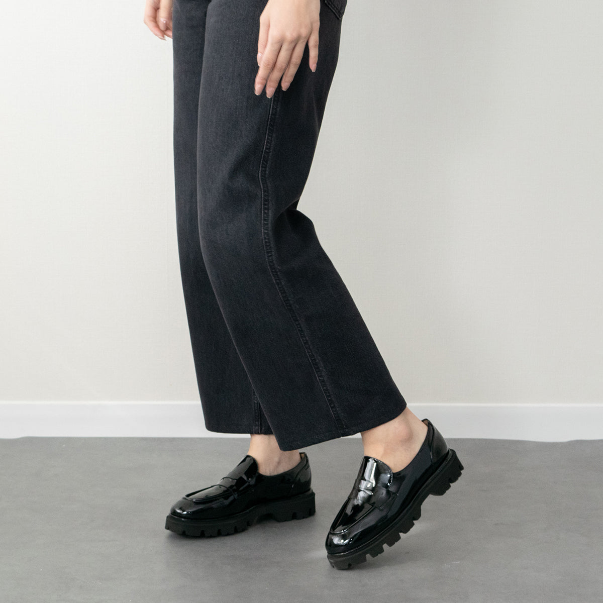 インターショシュール INTER-CHAUSSURES ラウンドトウタンクソールローファー （ブラックエナメル） ブラックエナメル