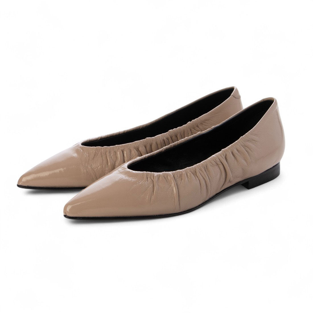 インターショシュール INTER-CHAUSSURES ポインテッドトウギャザーパンプス （ベージュエナメル） ベージュエナメル