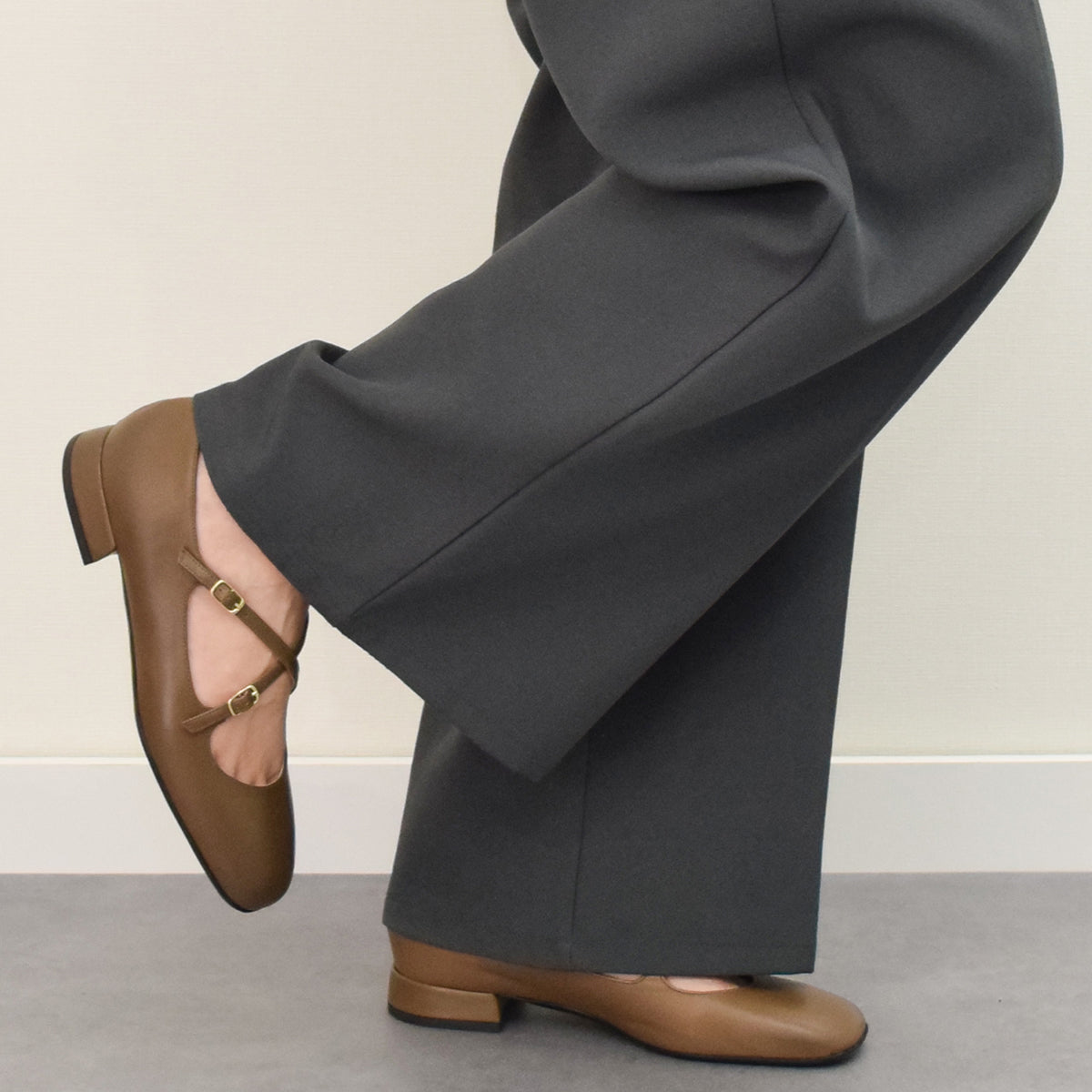 インターショシュール INTER-CHAUSSURES スクエアトウクロスストラップパンプス