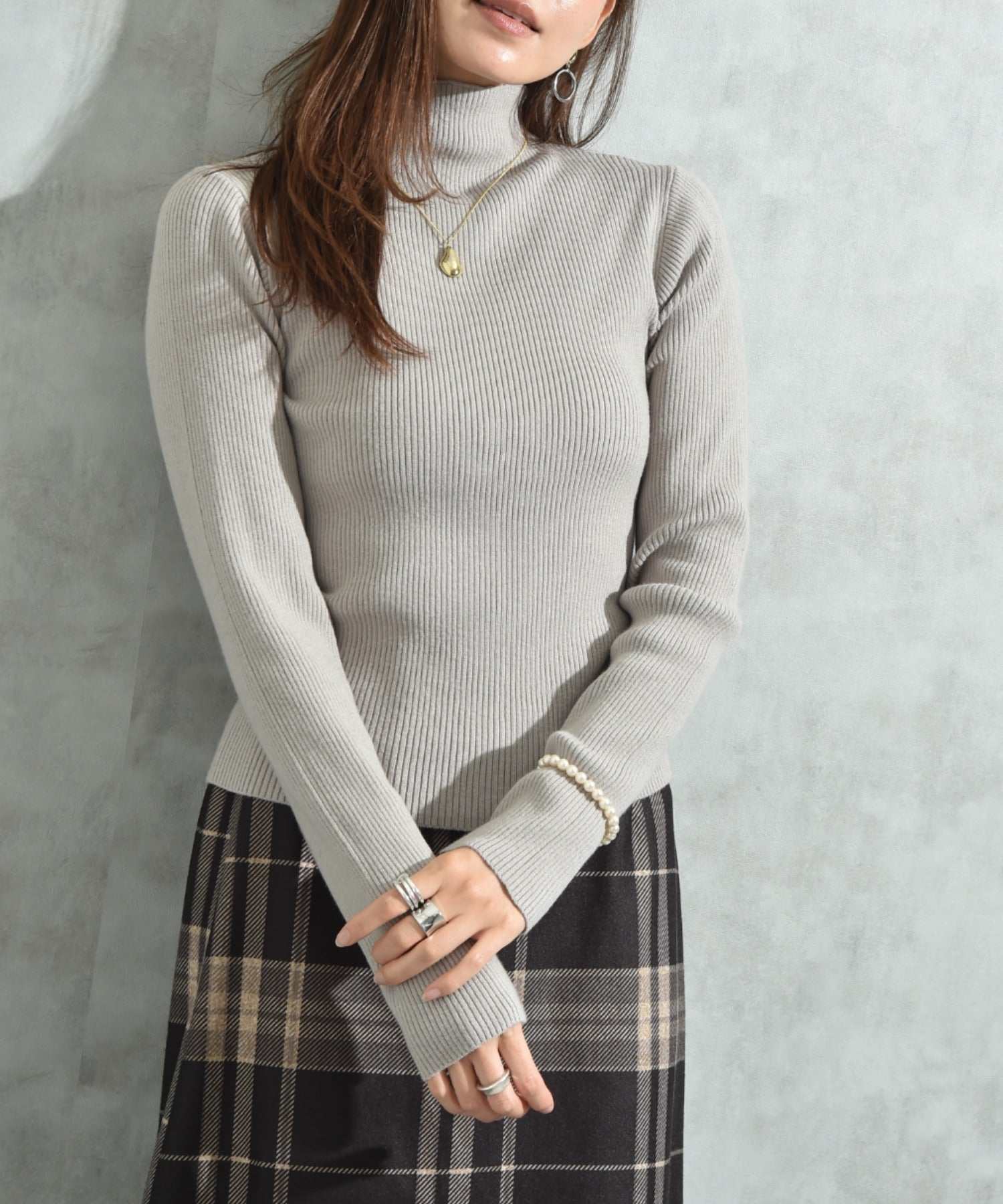 インタープラネット INTERPLANET 配色ポンチョ風ニットアンサンブル （配色 グレージュ） 配色 グレージュ